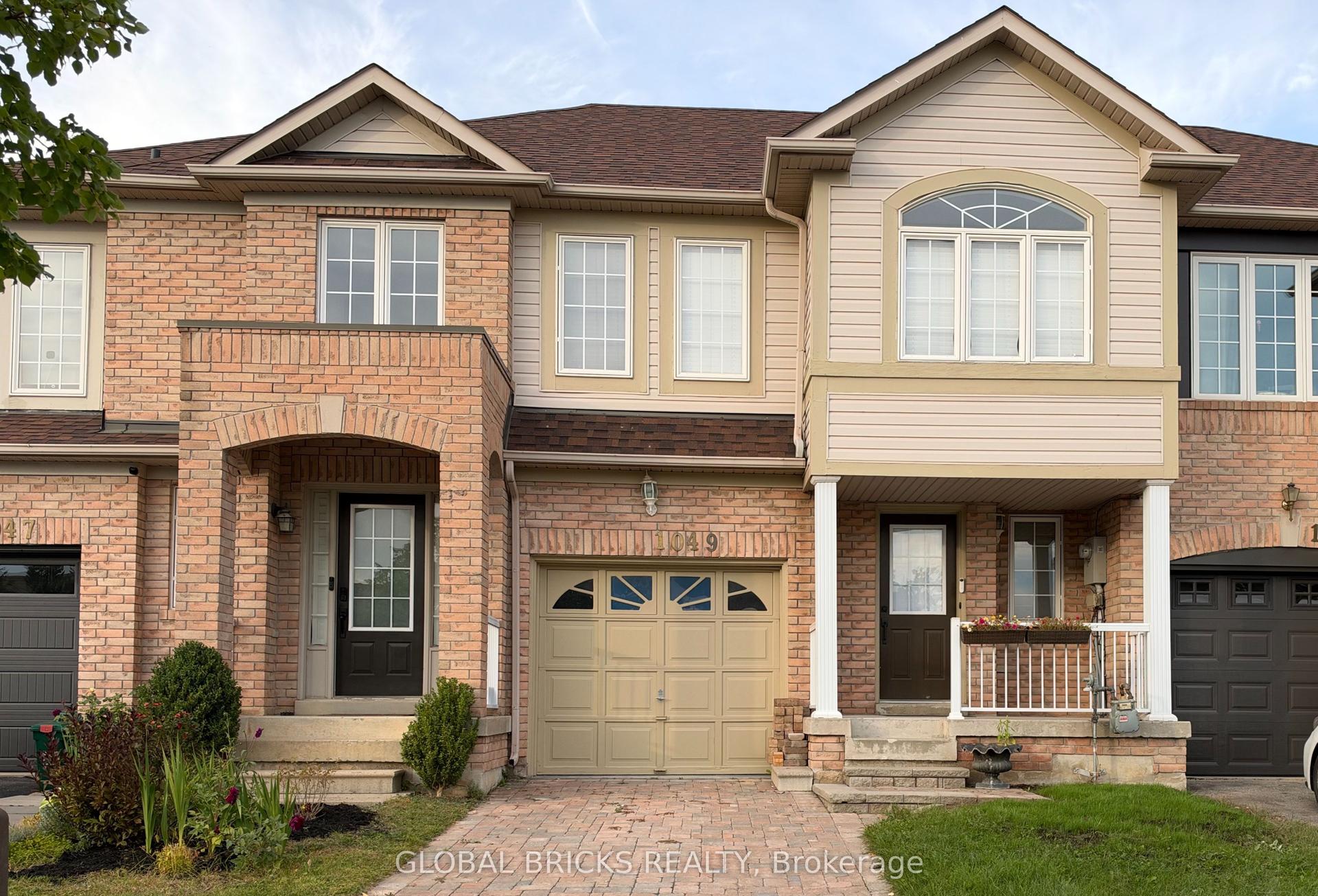 1049 Kennedy Circle, Milton — Townhouse for lease, photo 1