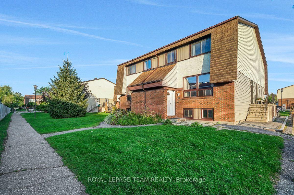 13 Woodvale Green Unit# A #Unit# A, South of Baseline to Knoxdale — Condo Town for sale, photo 1