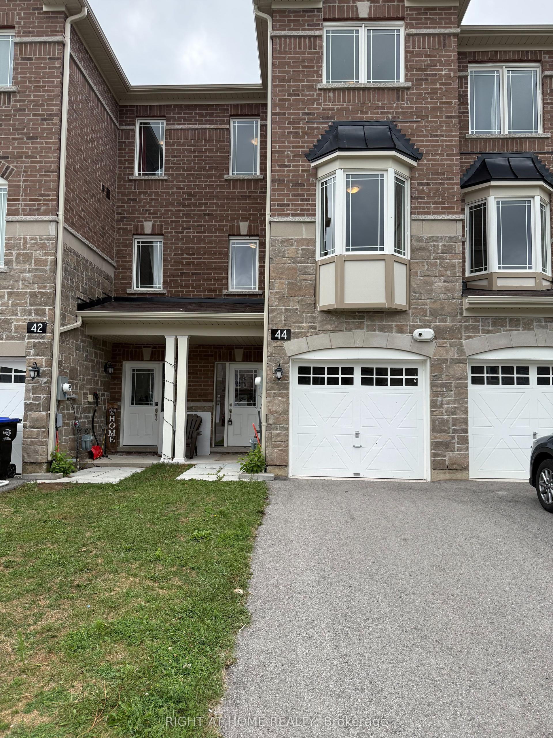 44 Milson Crescent, Essa — Townhouse for lease, photo 1