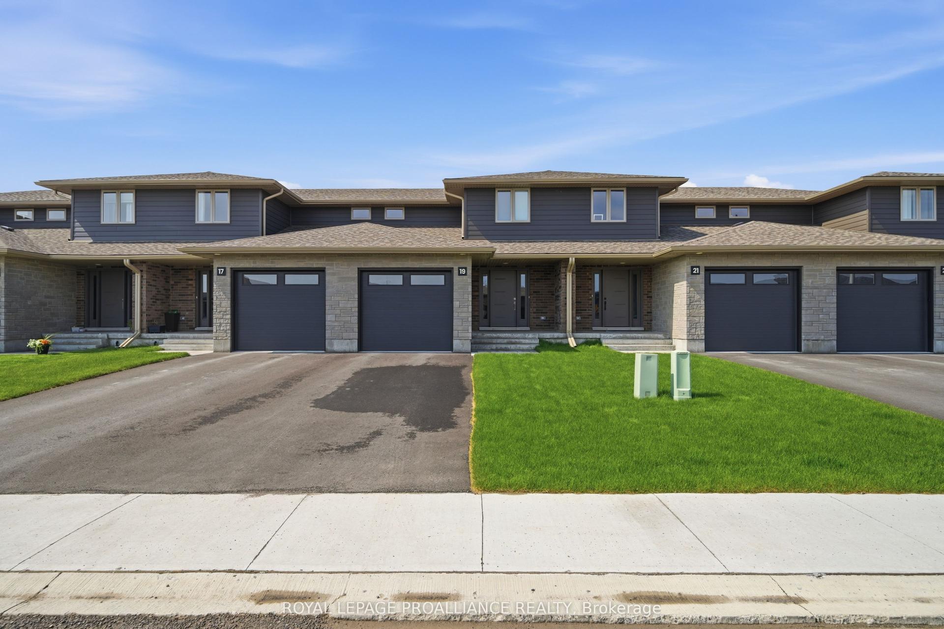19 Parkland Circle — photo 1