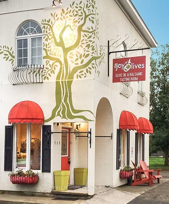 118 Wellington Street W — photo 1