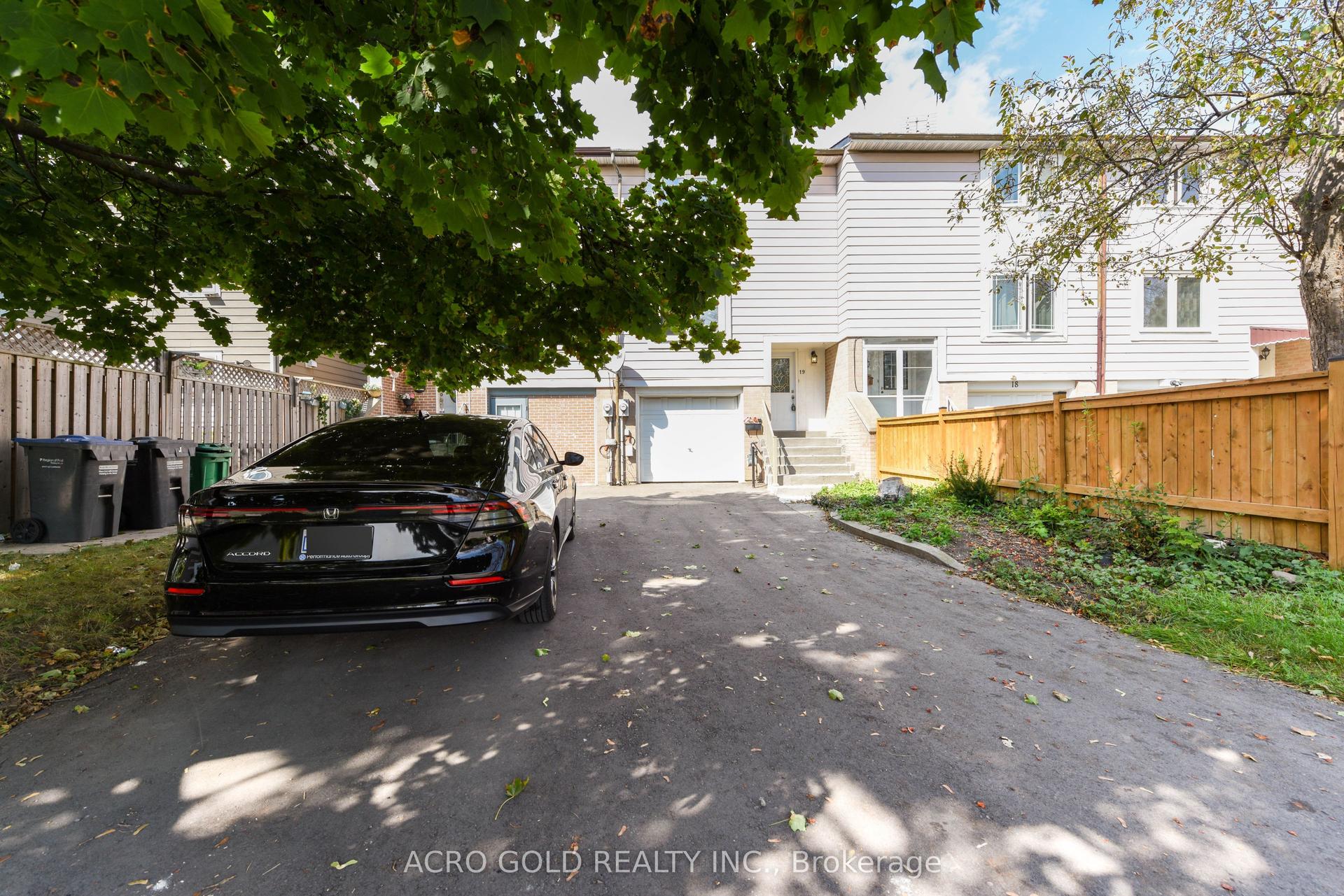 19 Hoskins Square, Brampton — Townhouse for lease, photo 1