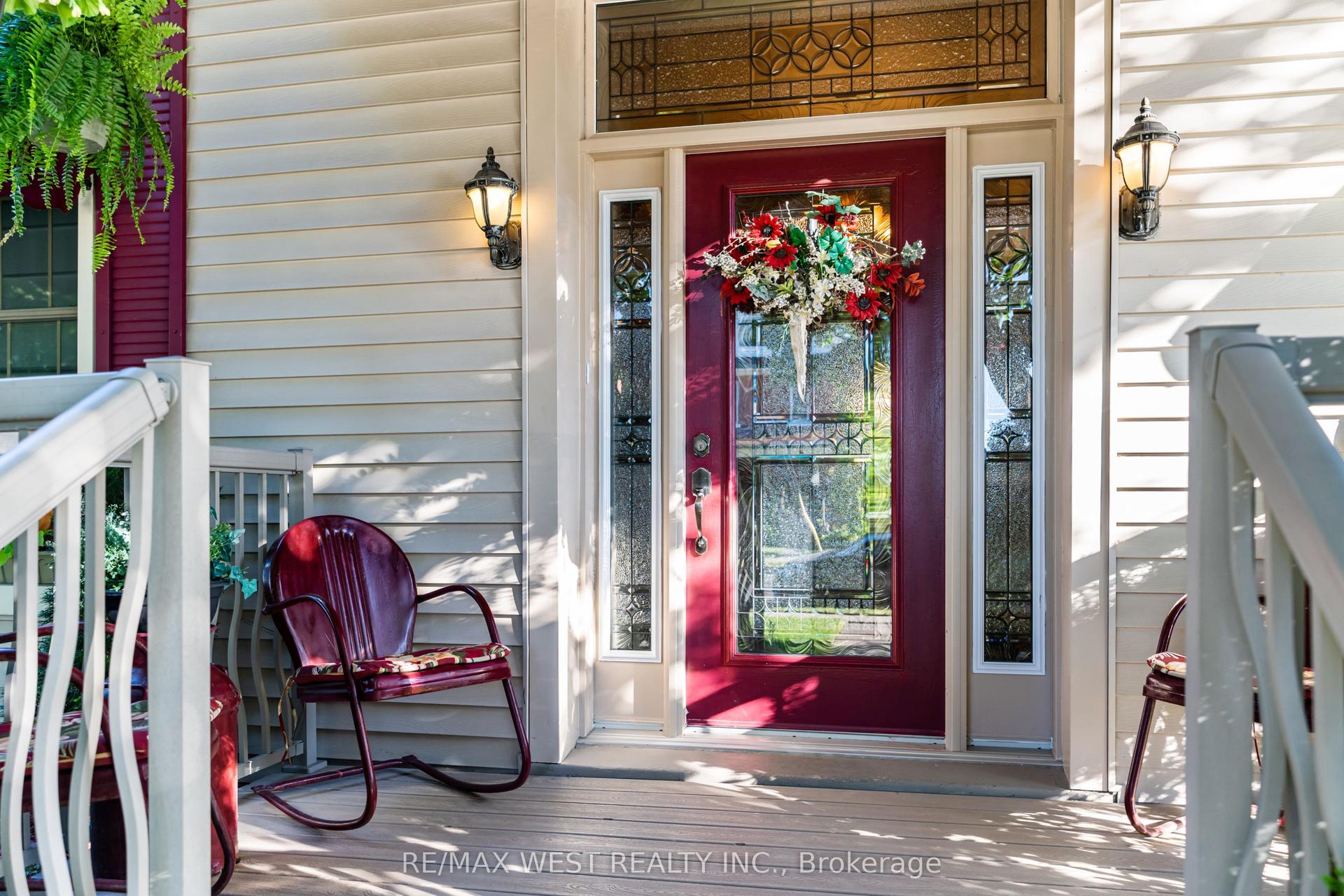 560 Peel Street — photo 1