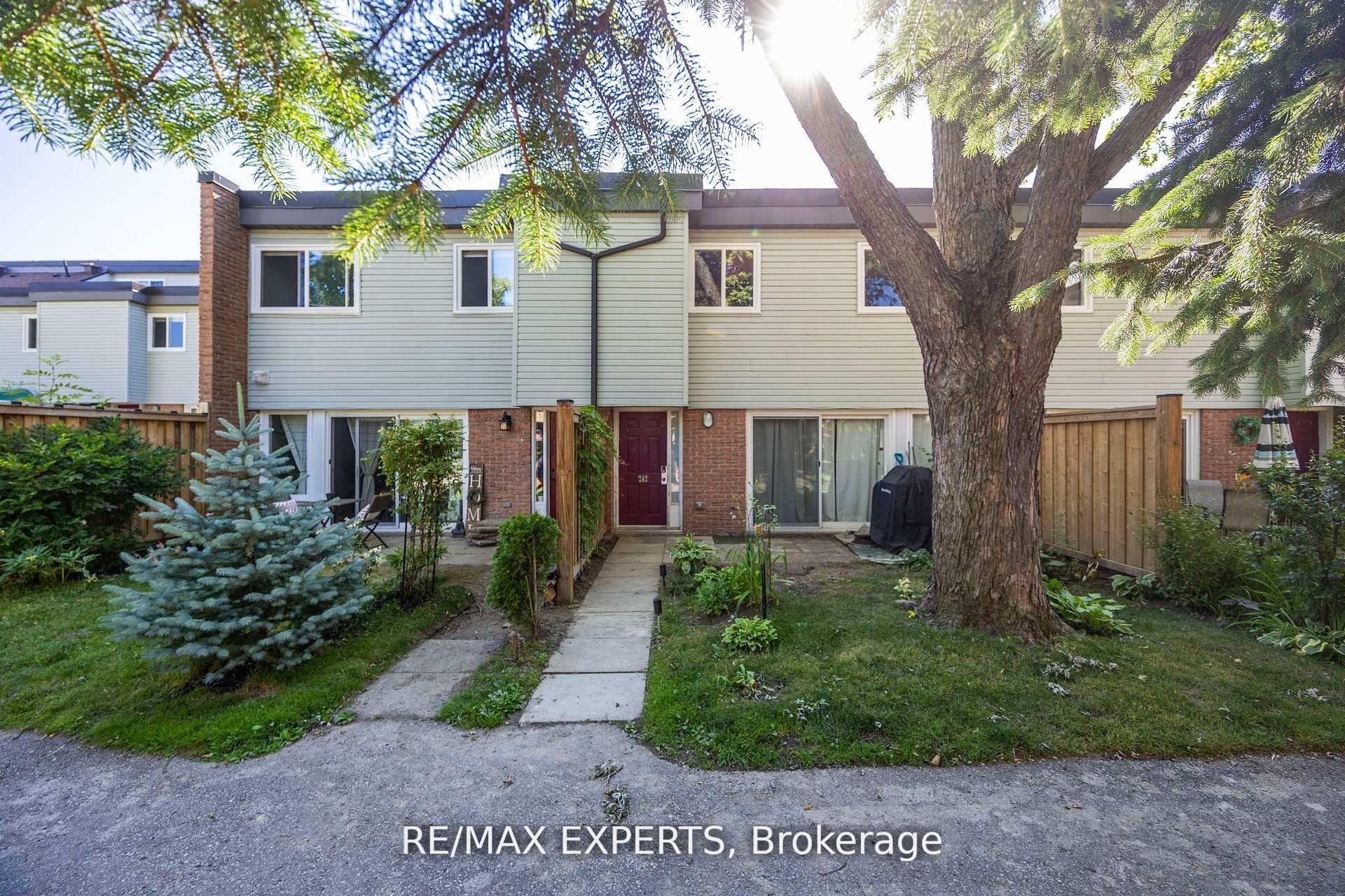 242 Milestone Crescent, Aurora — Condo Town for sale, photo 1