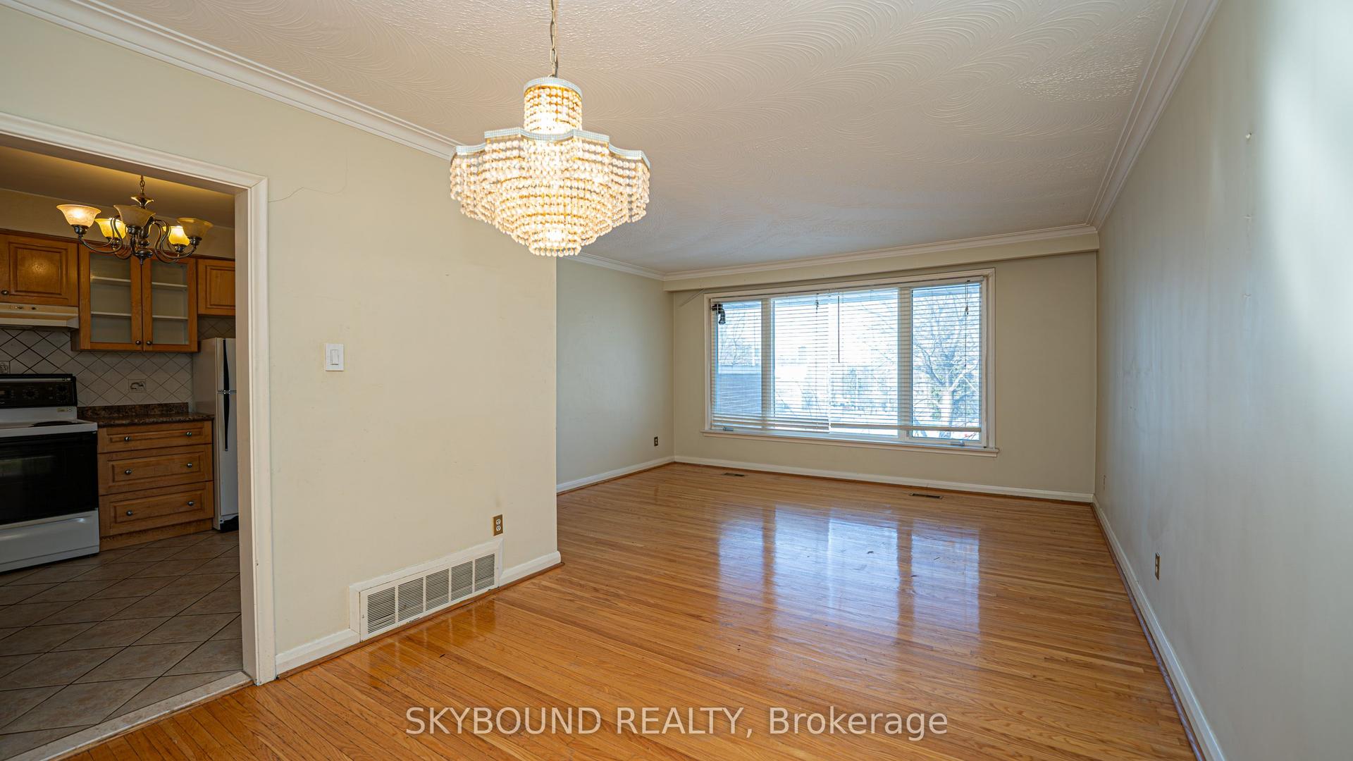 9 Caronport Crescent — photo 1