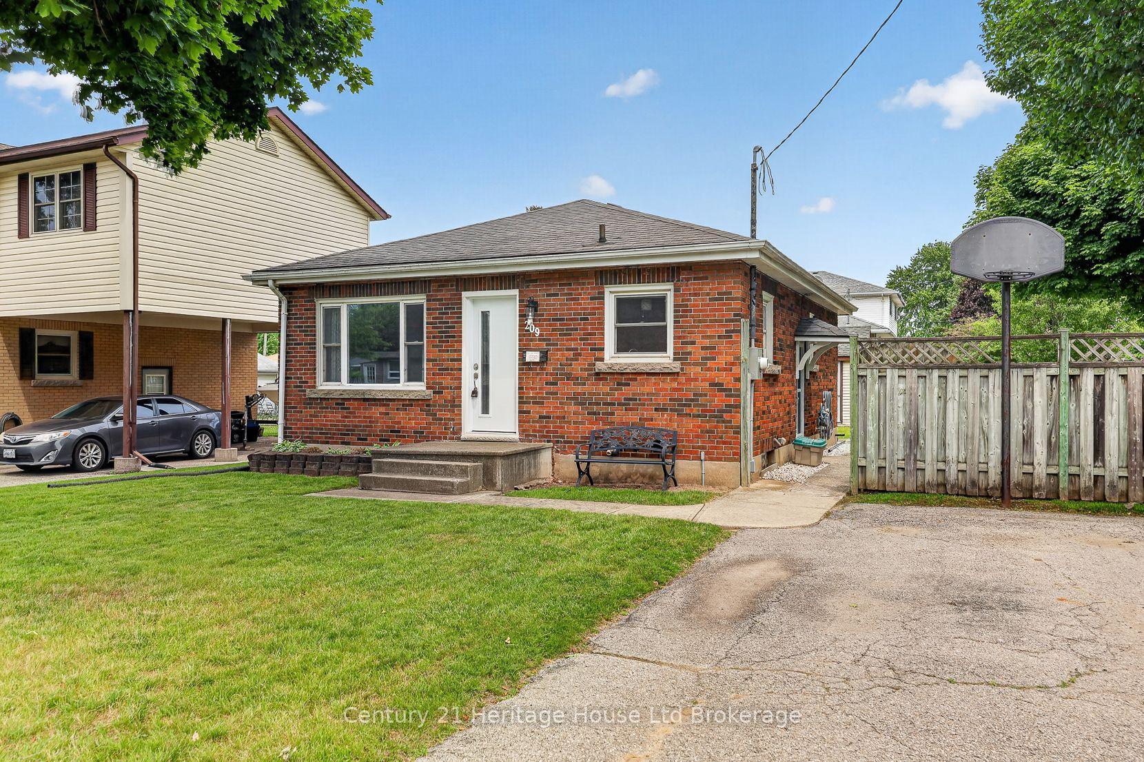 209 Butler Street, Woodstock — Detached for sale, photo 1