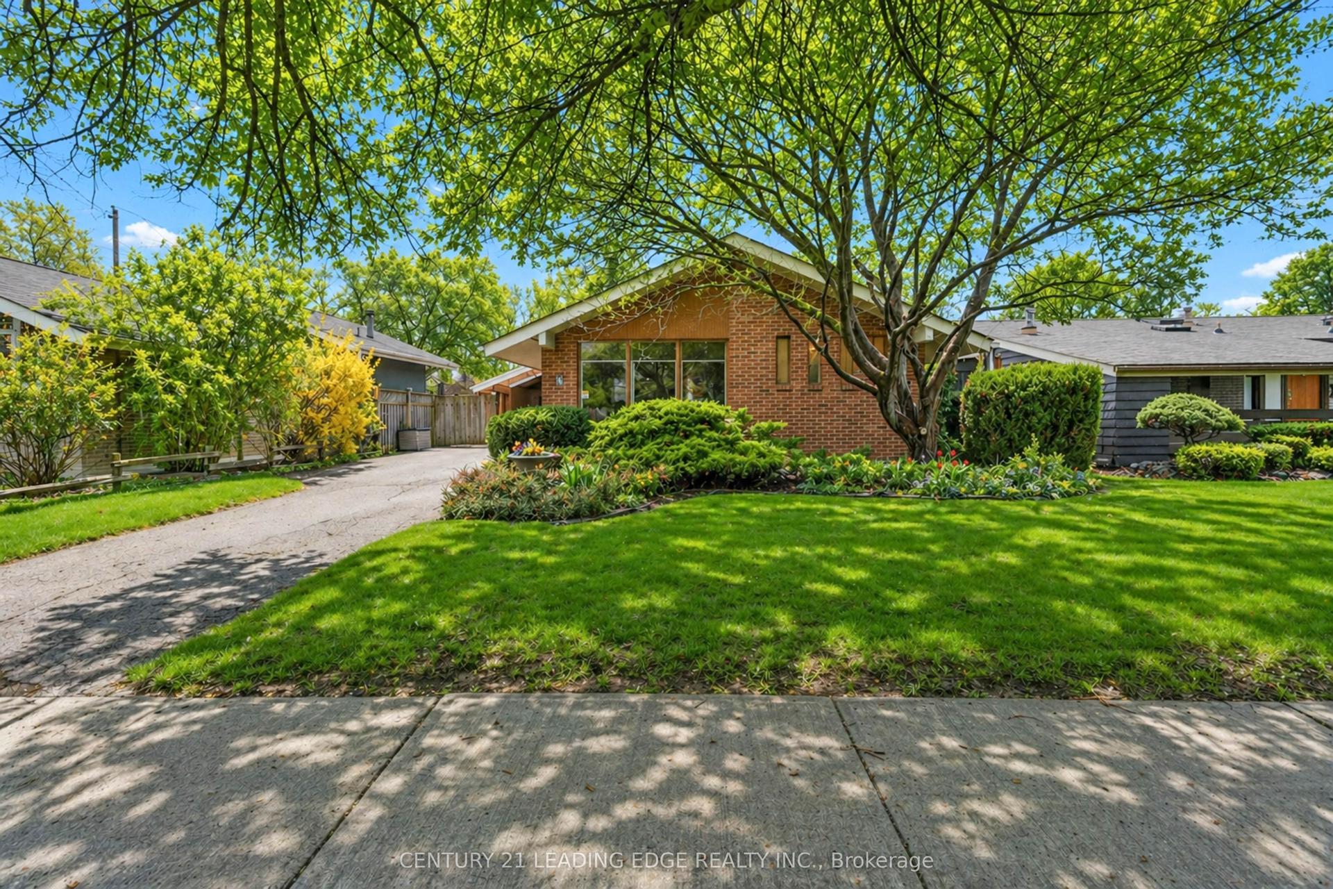 8 Oakley Boulevard — photo 1