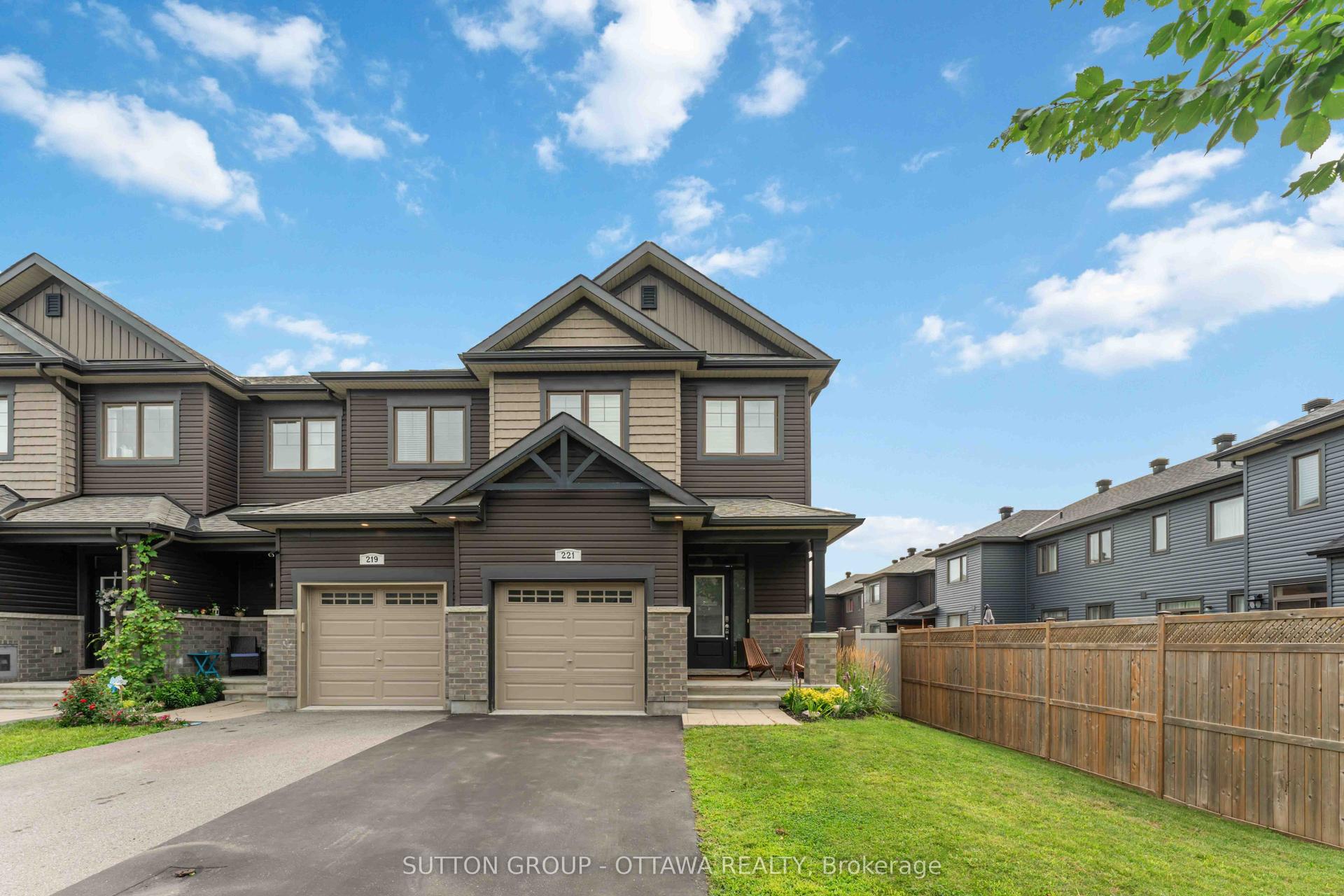 221 Tim Sheehan Place, Kanata — Townhouse for sale, photo 1