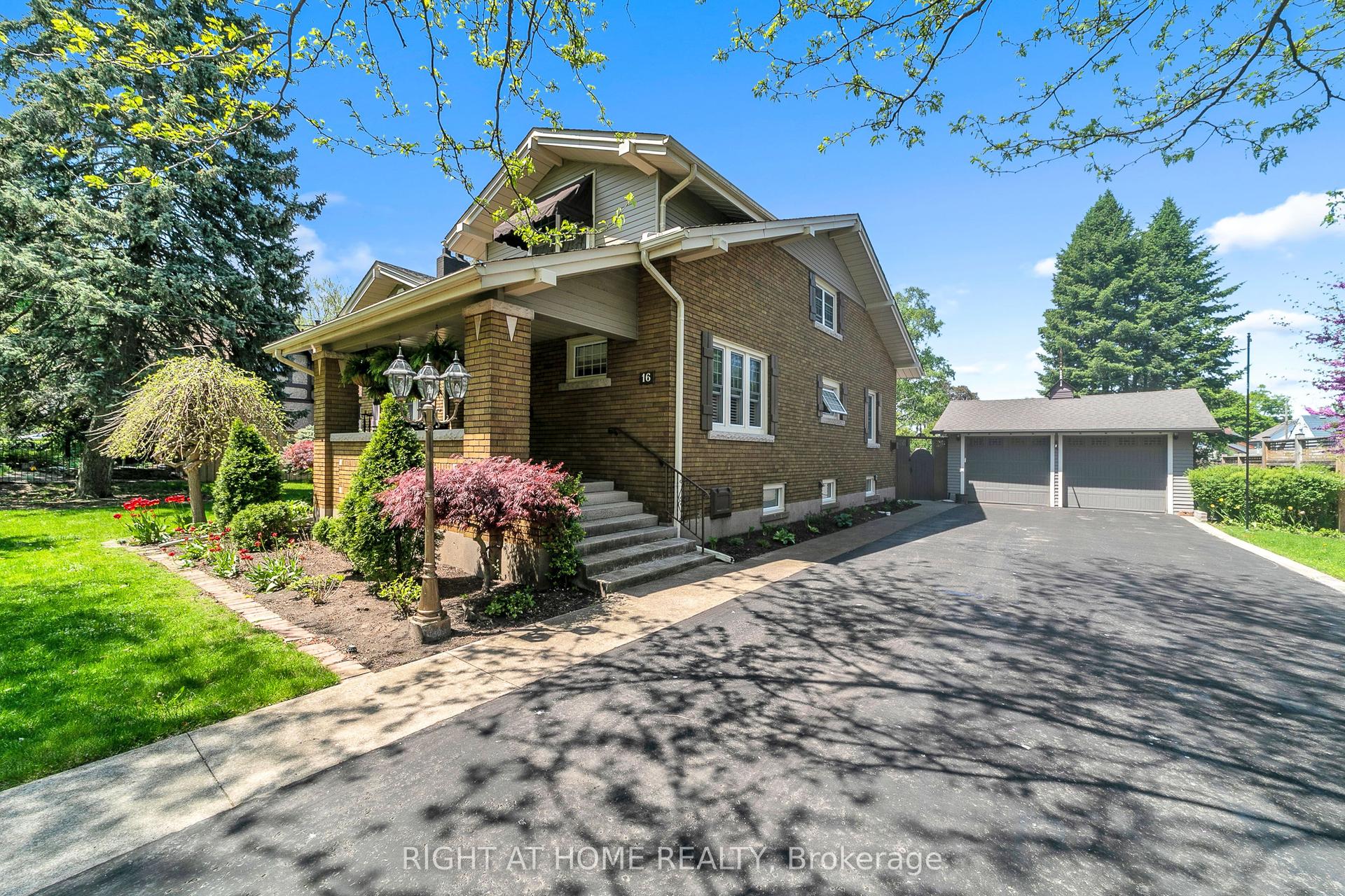 16 Nelles Boulevard — photo 1