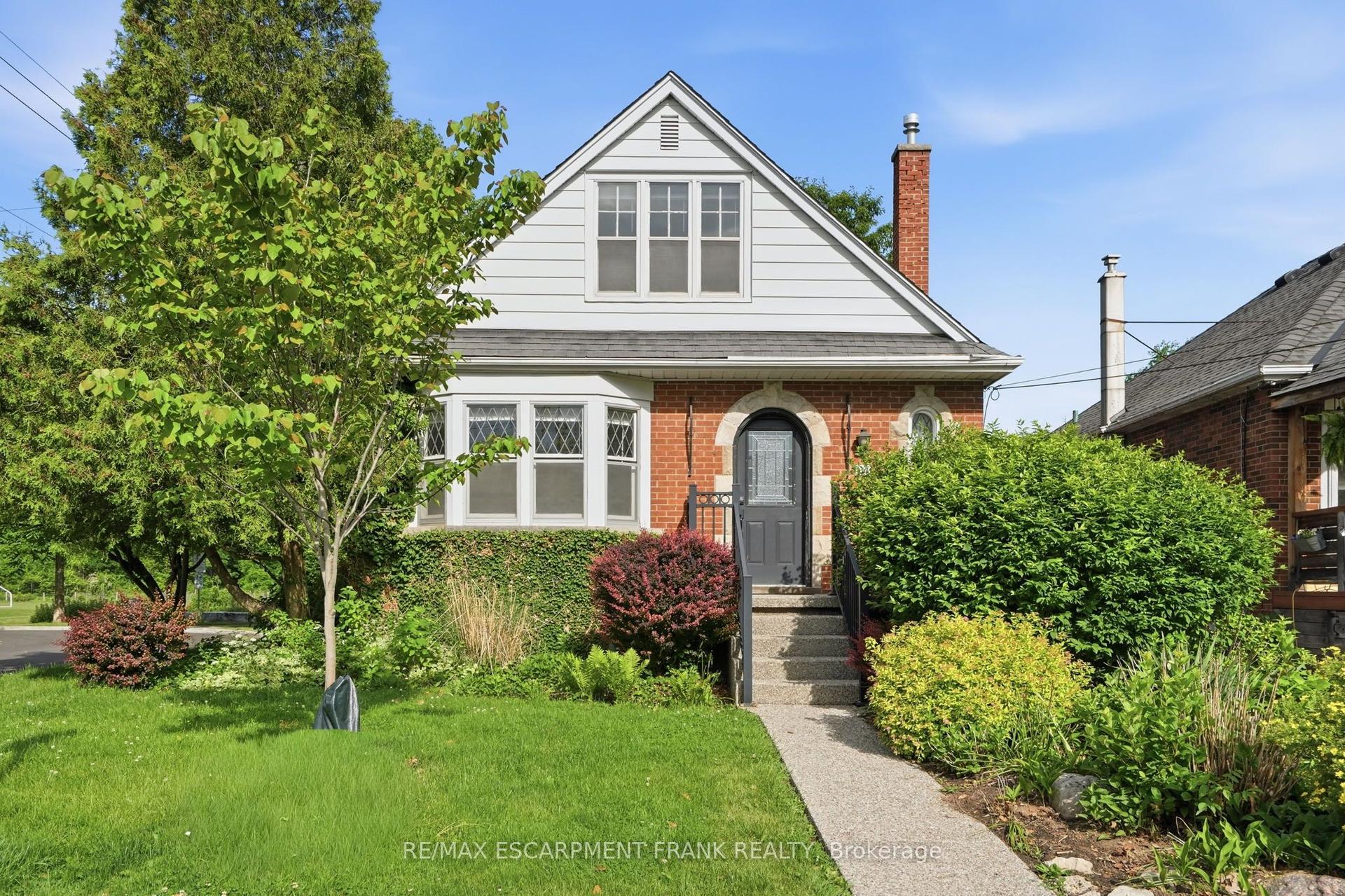 153 PARKVIEW Drive — photo 1