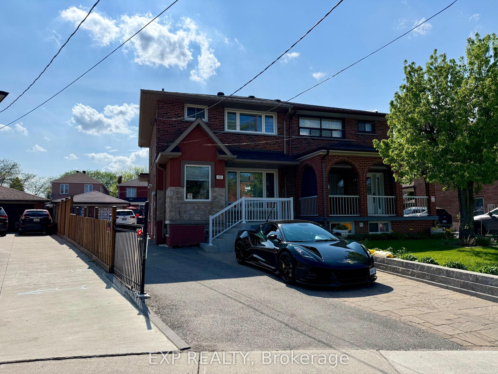 132 Brookhaven Drive Upper #Upper, Toronto — Semi-Detached for lease, photo 1