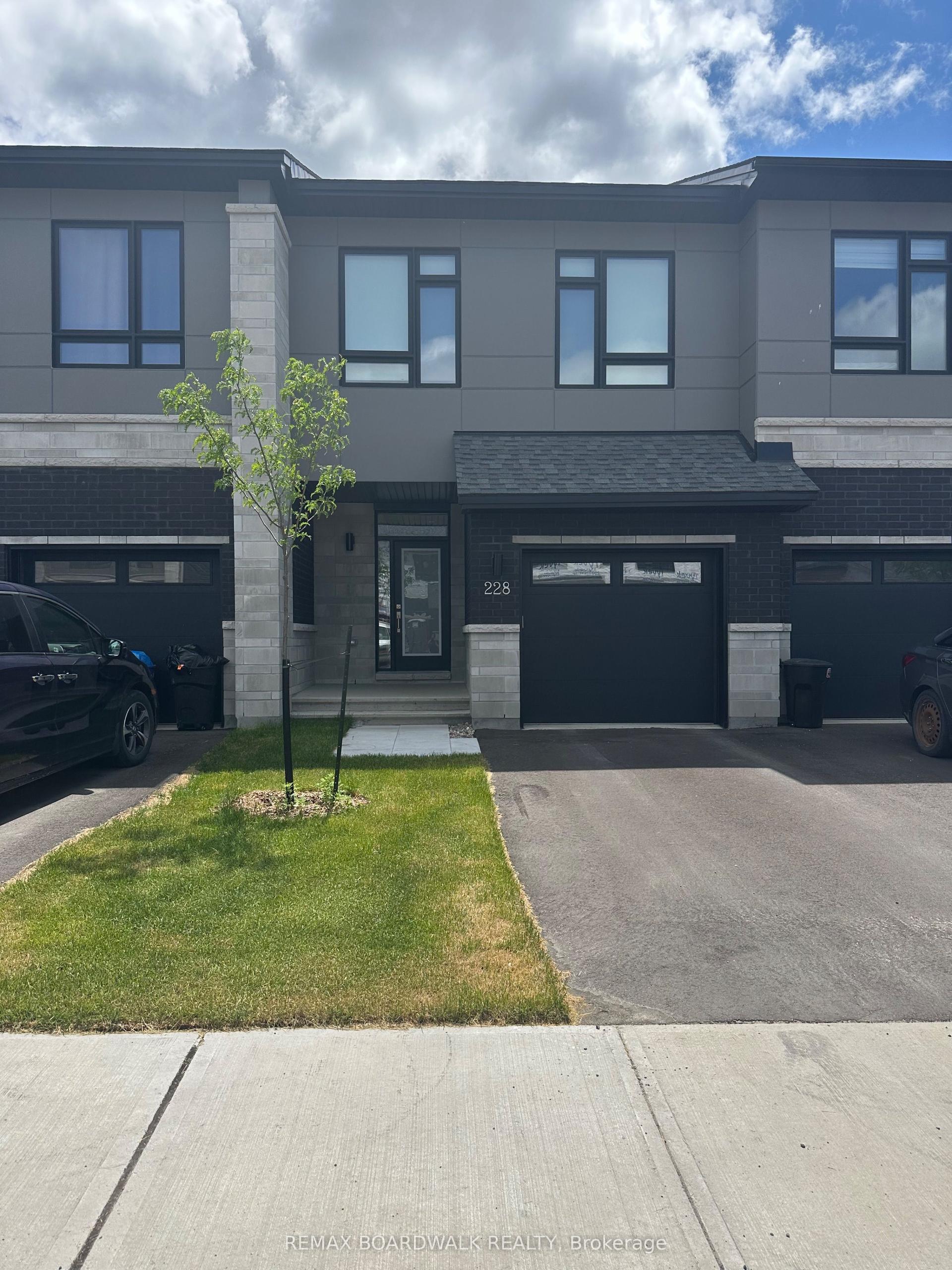 228 Bristol Crescent — photo 1