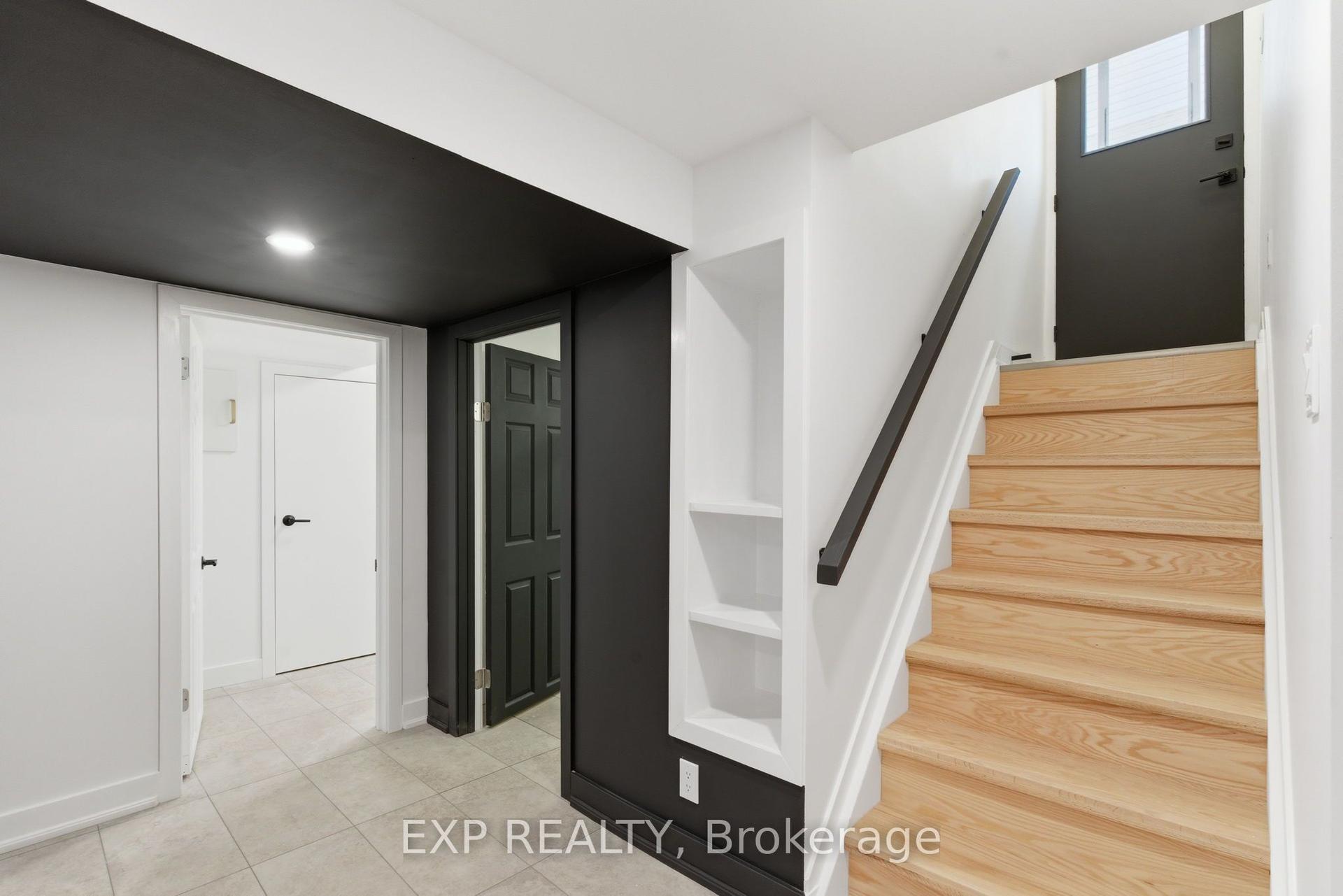 111 Riverside Drive N — photo 1