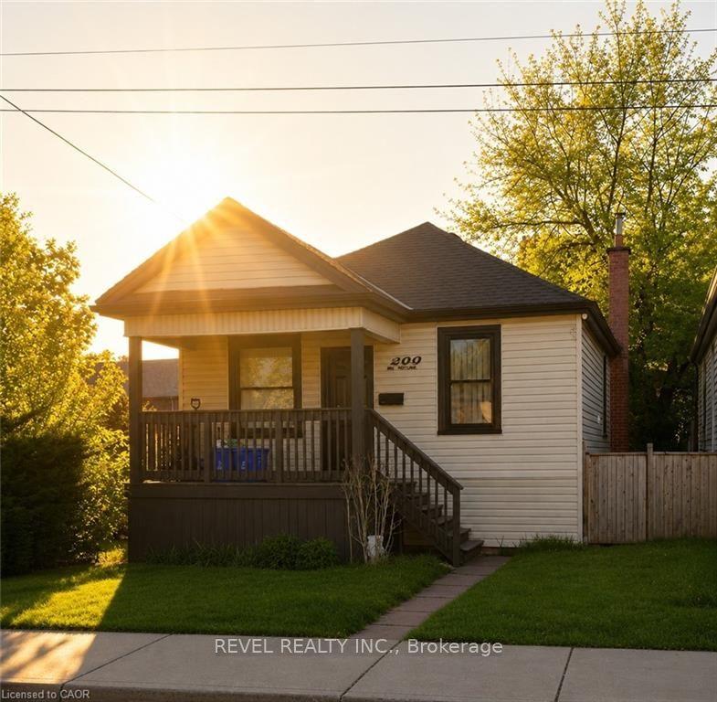 222 Kensington Avenue N, Hamilton — Detached for sale, photo 1
