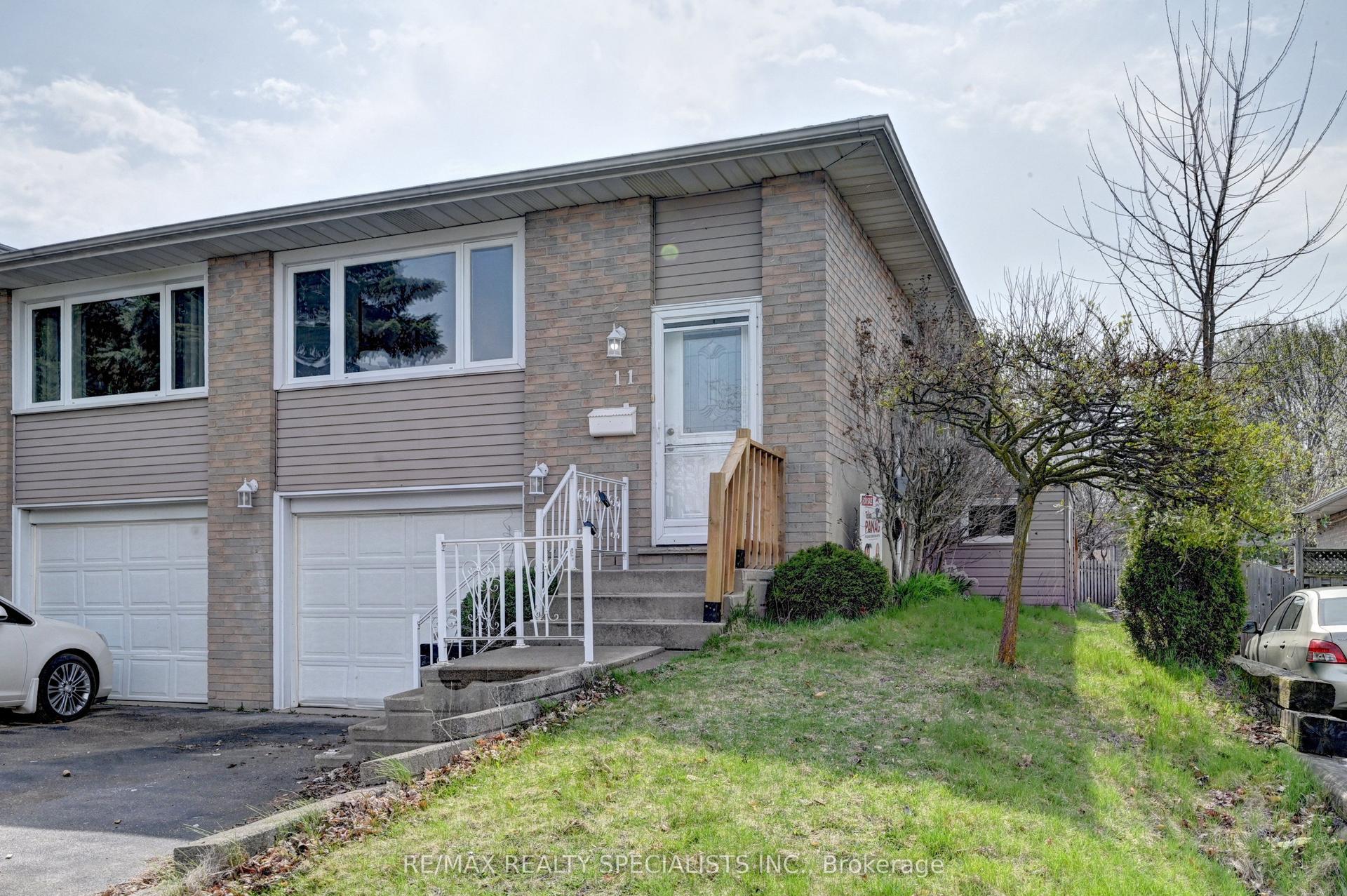 11 Dinison Crescent — photo 1