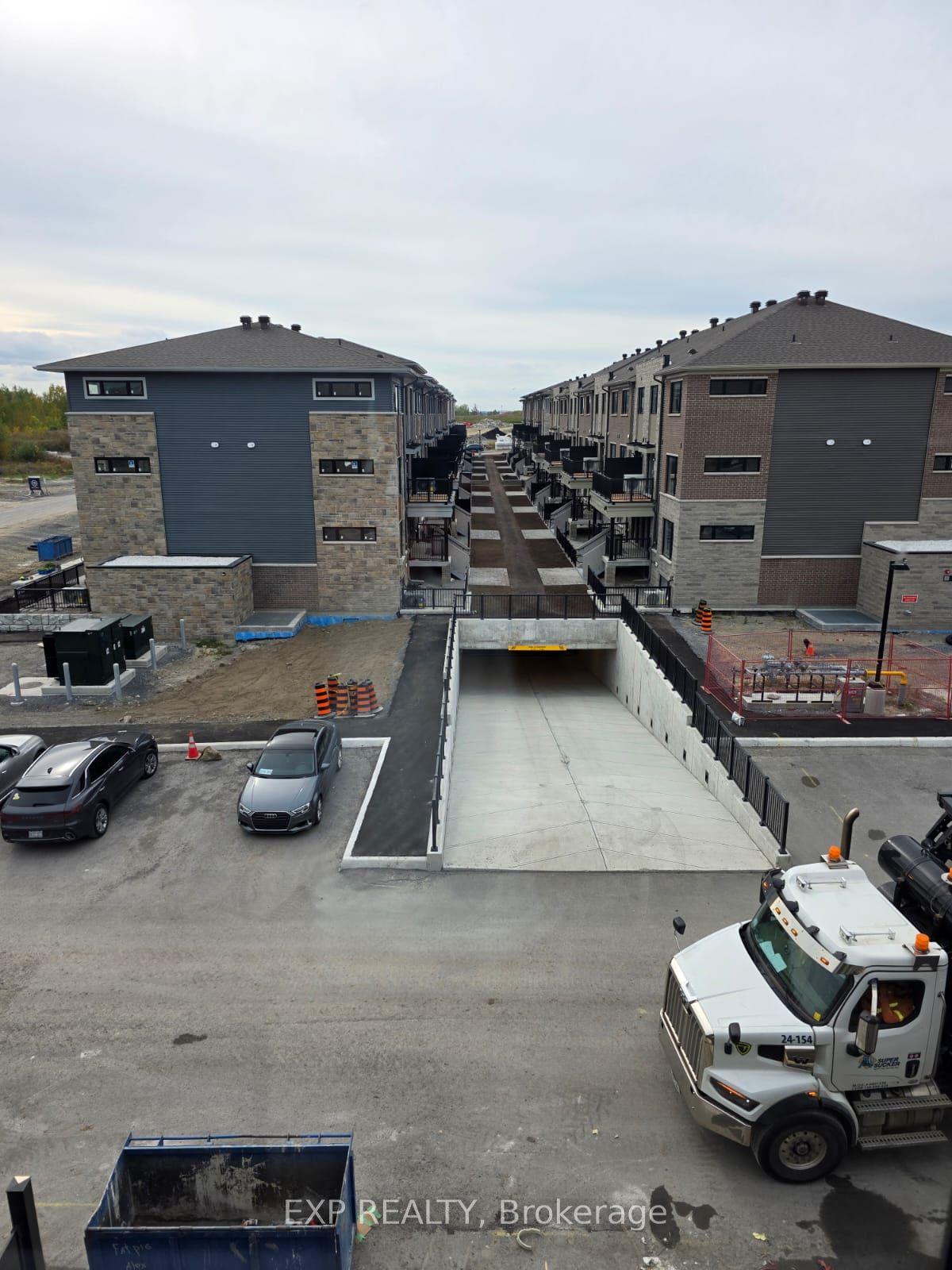 201 Glenroy Gilbert Drive 10 #10, Barrhaven — Condo Town for lease, photo 1