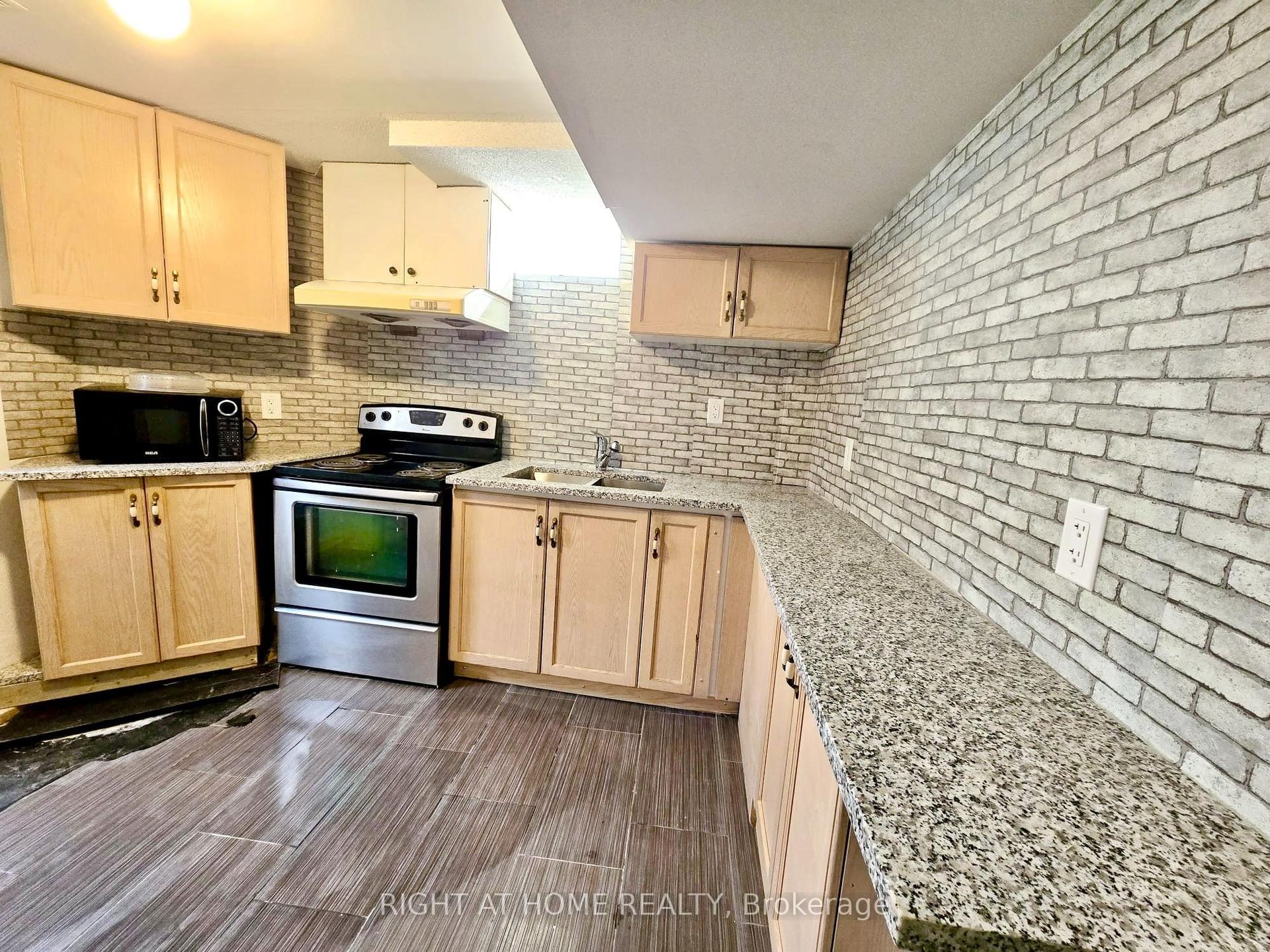 55 Velvet Grass Lane B #B, Brampton — Townhouse for lease, photo 1