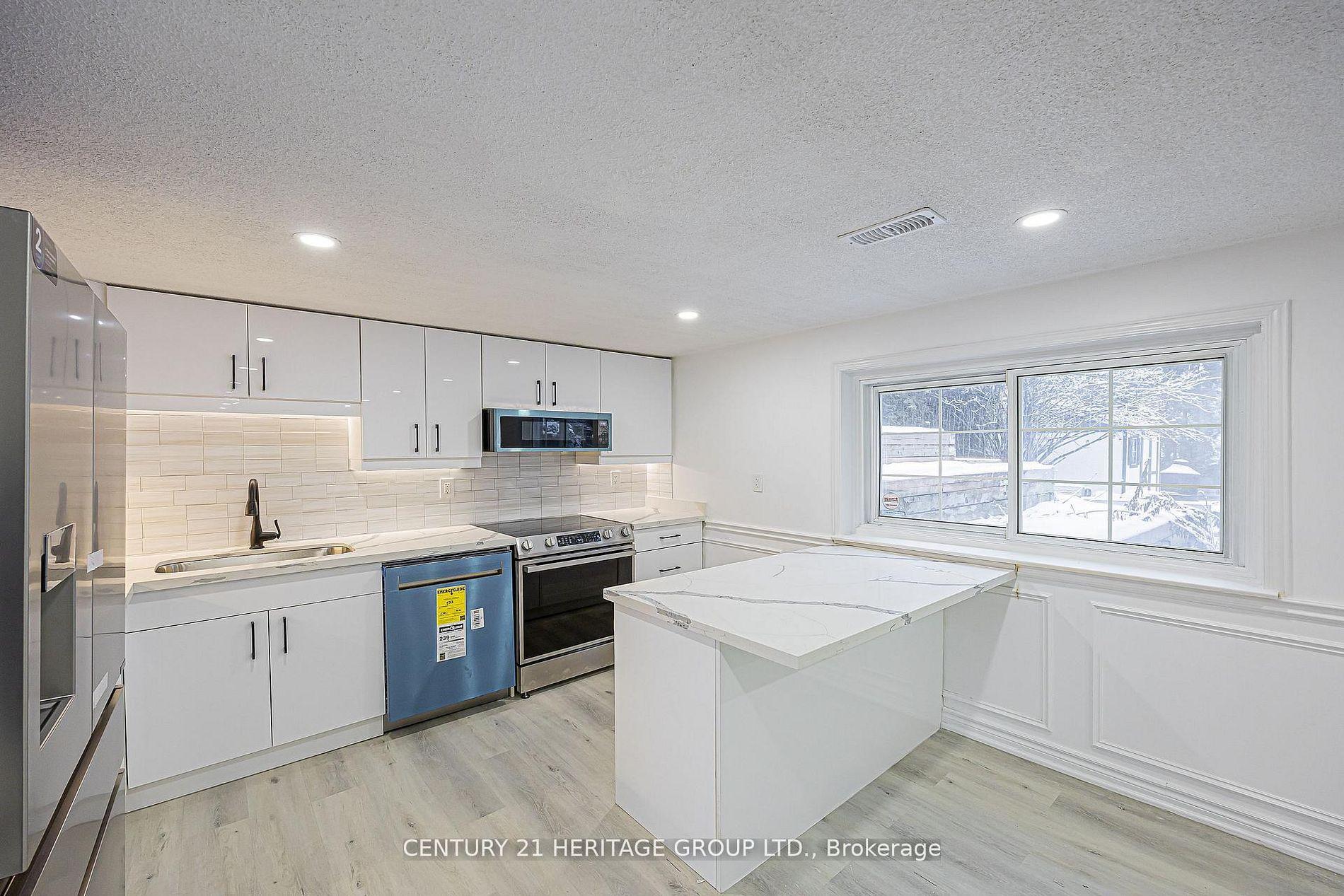 60 Fairway Drive, Aurora — Detached for lease, photo 1