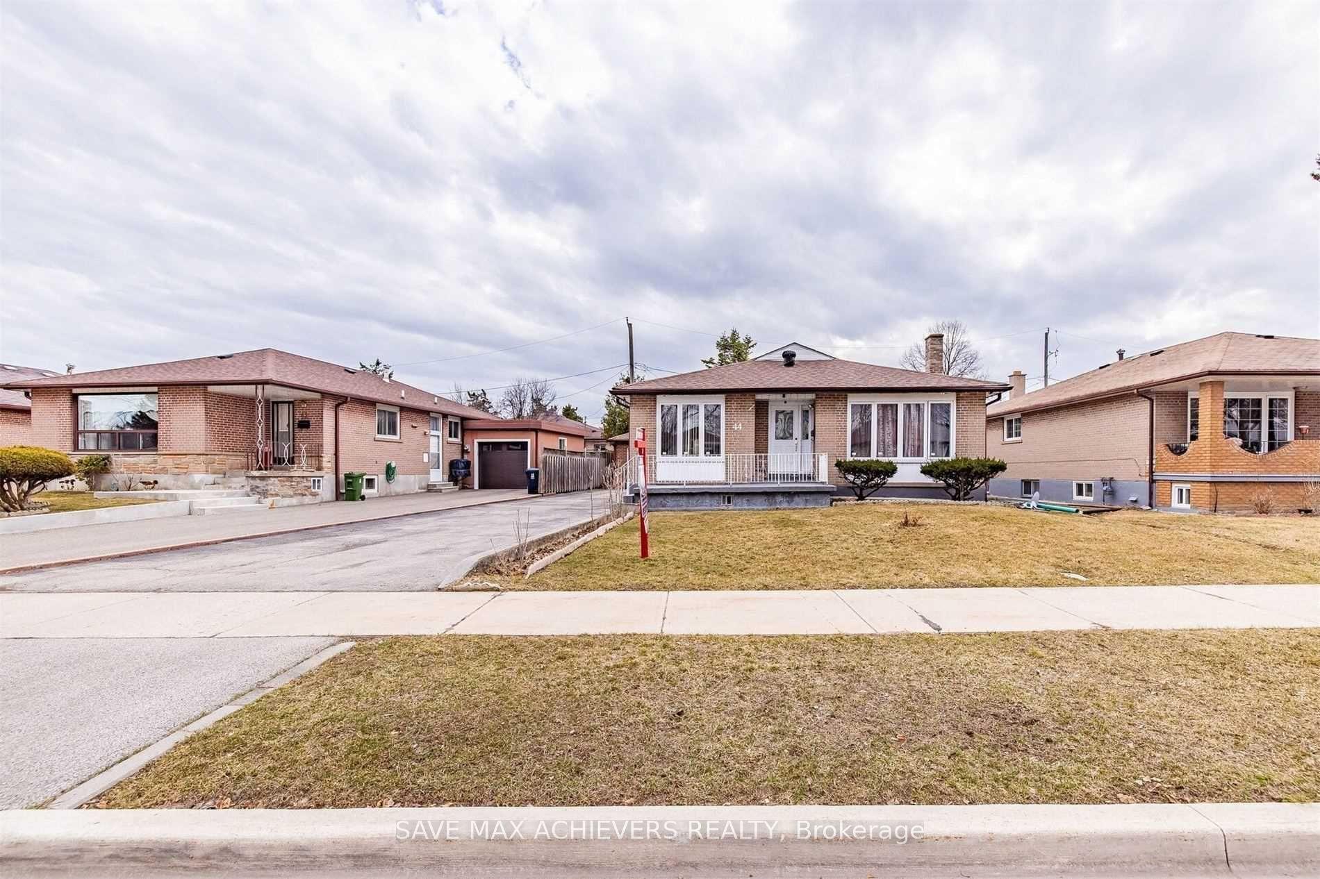 44 Strathavon Drive, Toronto — Detached for lease, photo 1
