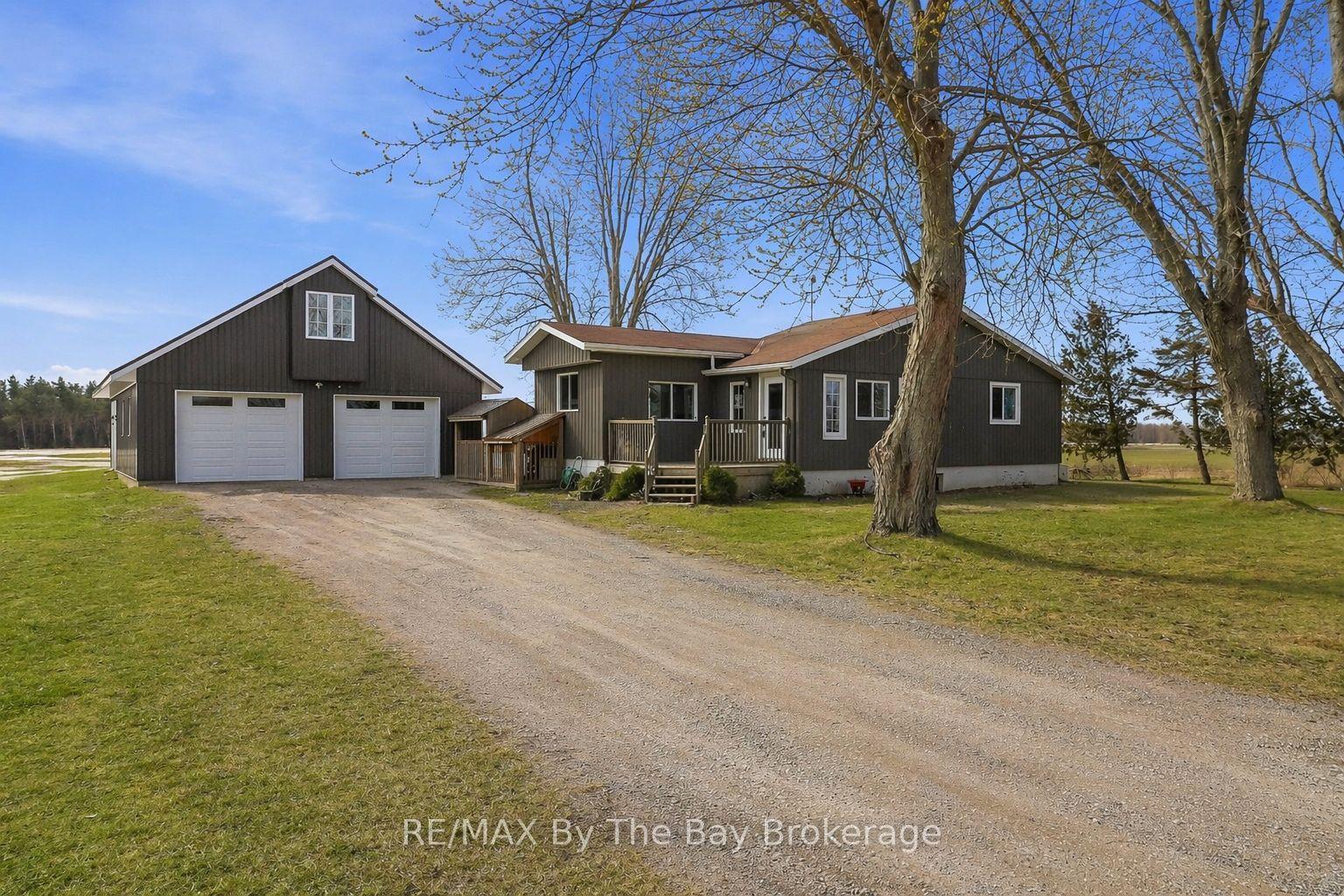 2533 Flos 3 Road W — photo 1