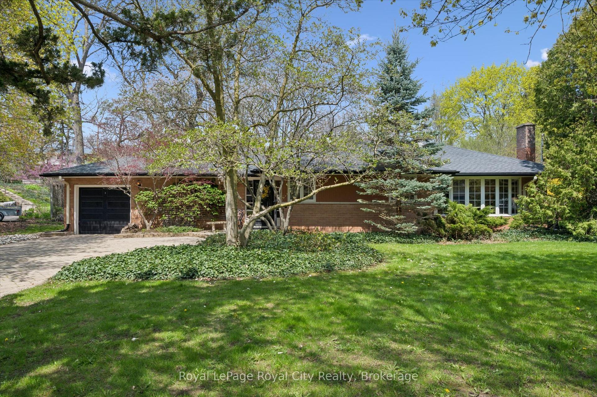 29 Lynwood Place — photo 1