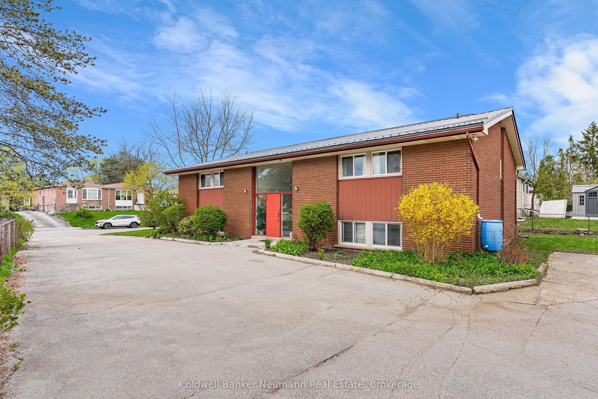 111 Conroy Crescent — photo 1
