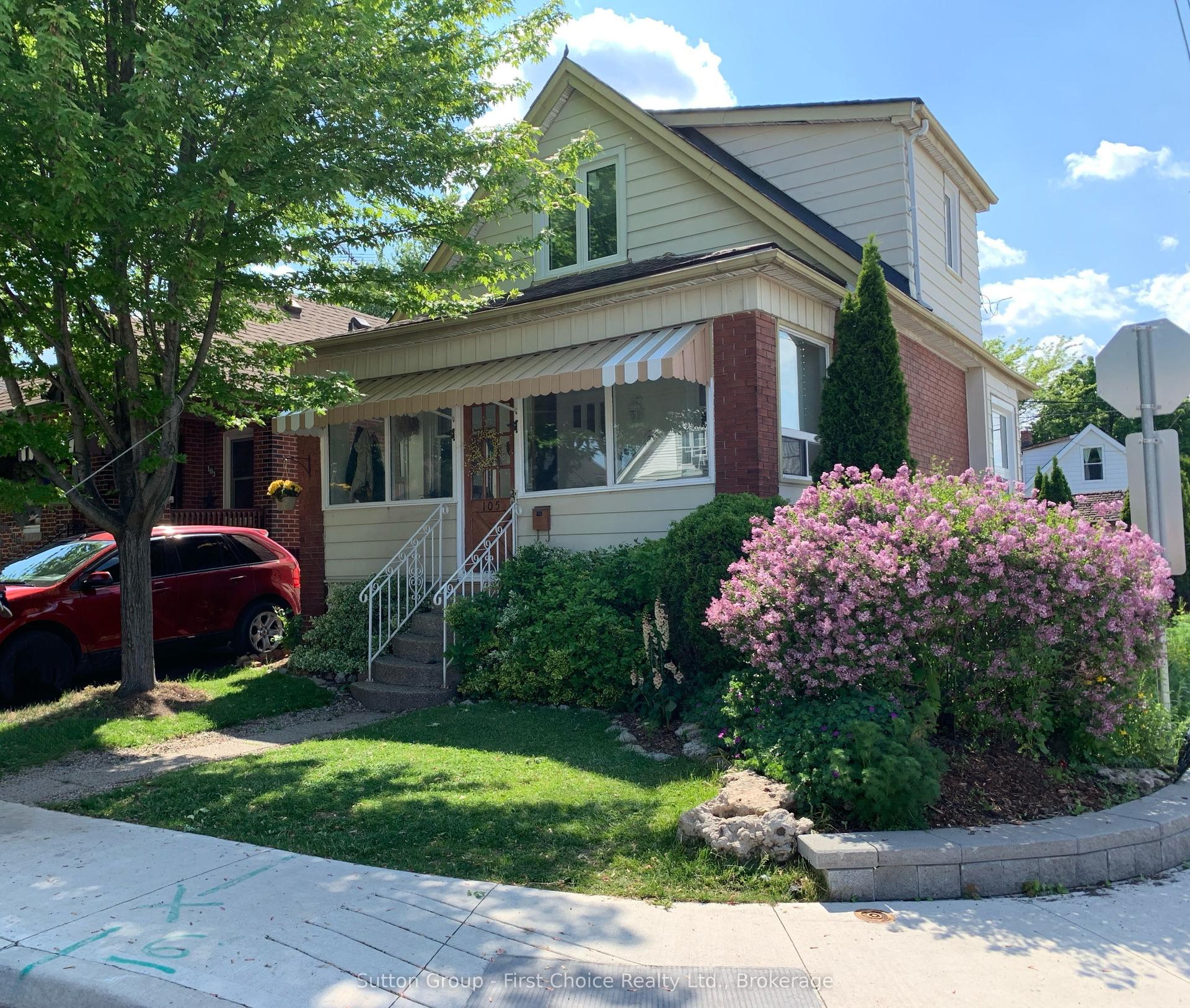 105 Barons Avenue N — photo 1