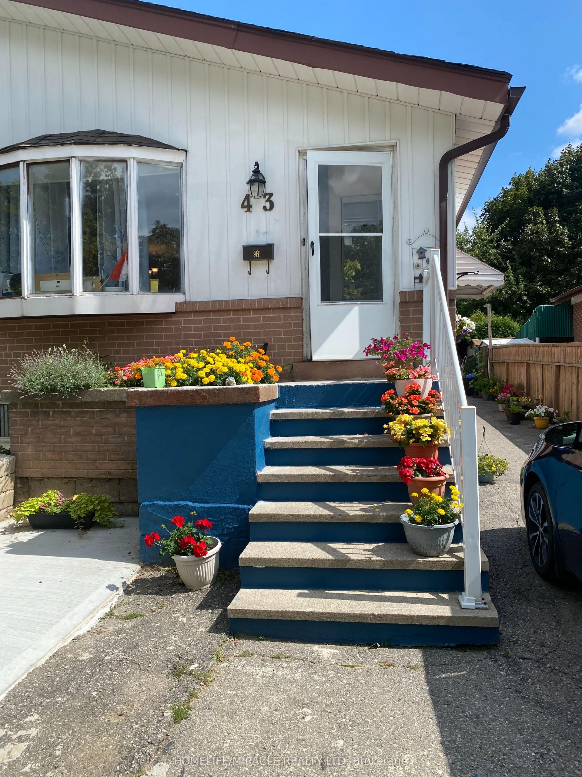 43 Corby Crescent Main #Main, Brampton — Semi-Detached for lease, photo 1