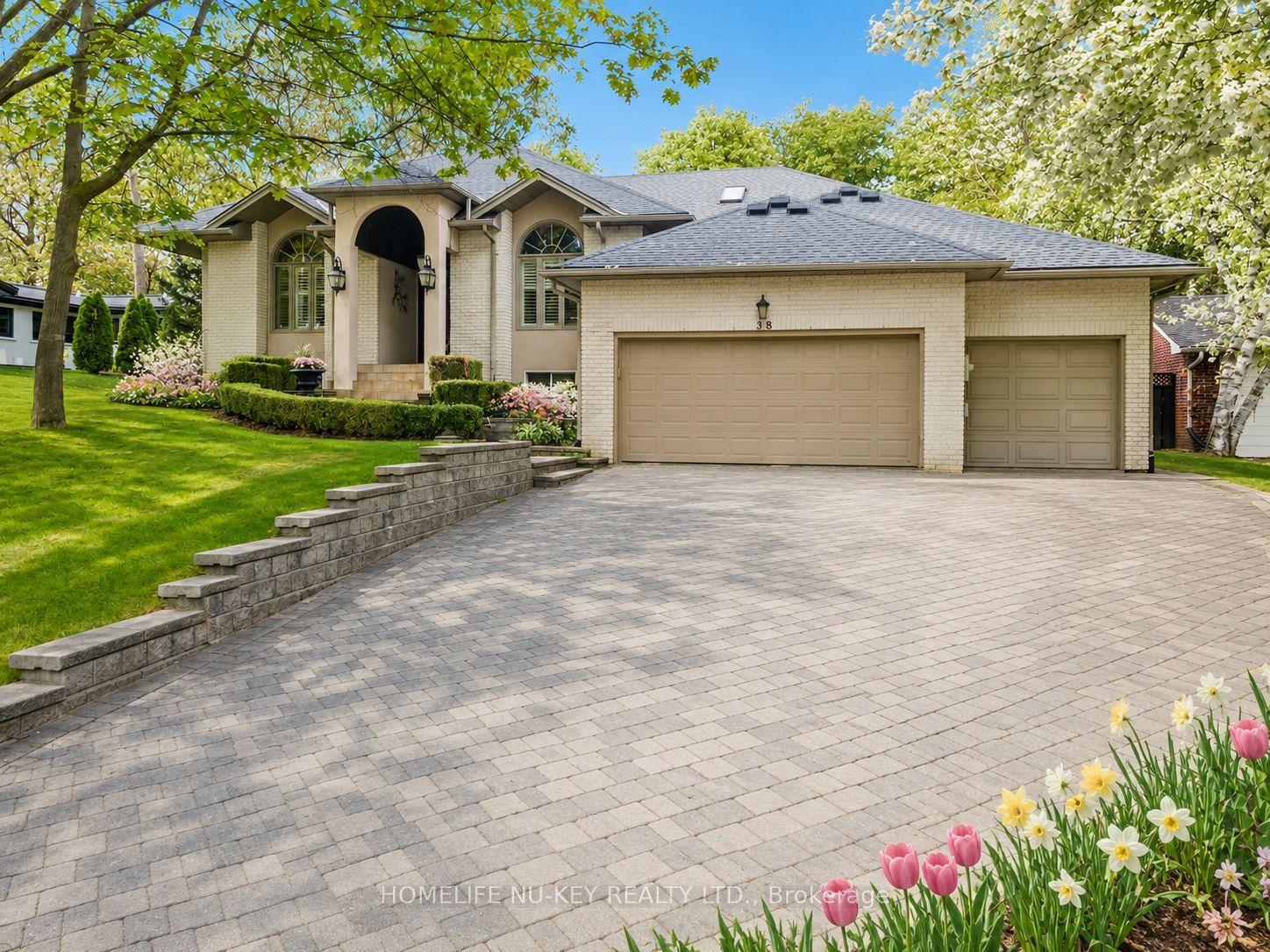38 CASTLE Drive — photo 1