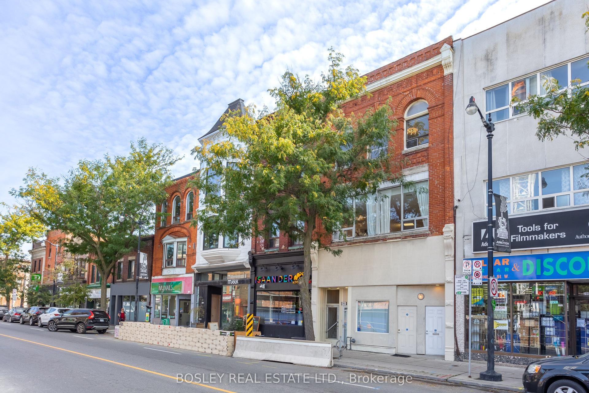 2963 Dundas Street W — photo 1