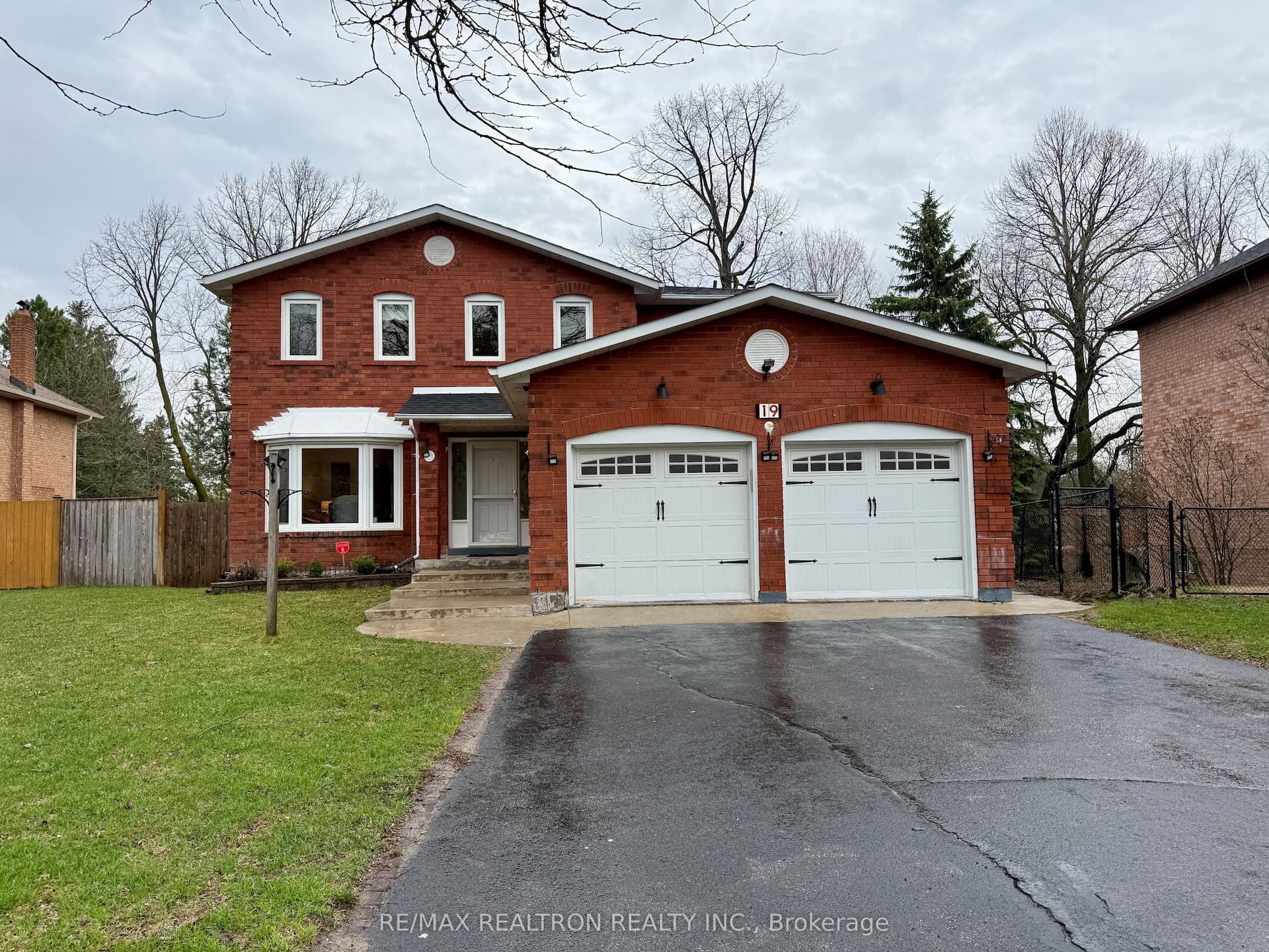 19 Lacey Court W — photo 1