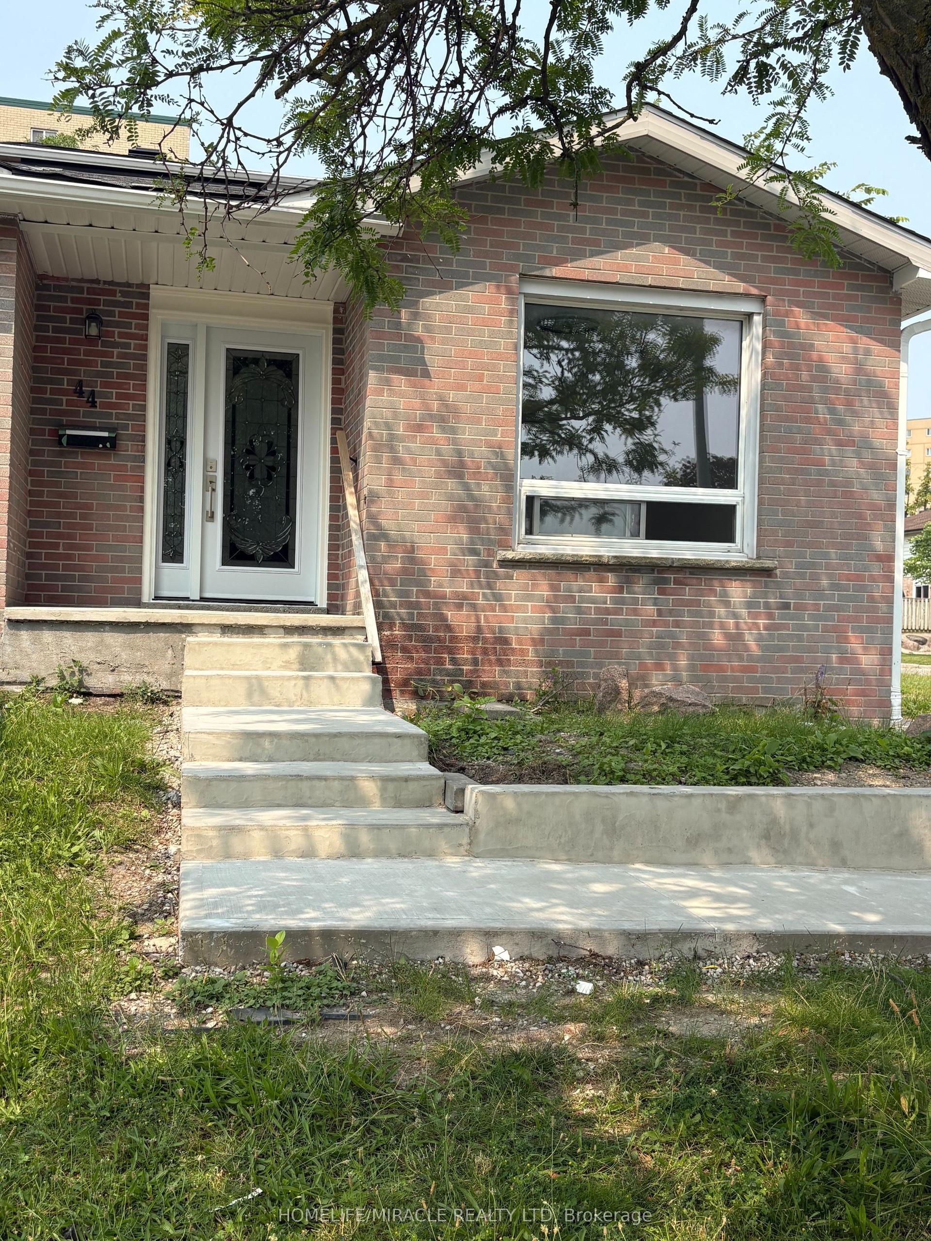44 Sylvia Street, Barrie — Semi-Detached for lease, photo 1