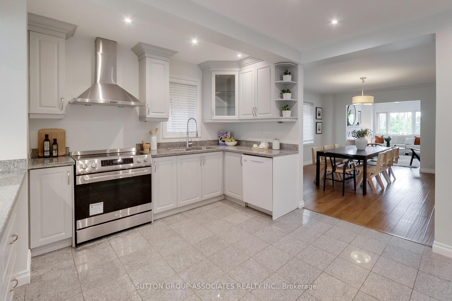 323 Lauder Avenue — photo 1