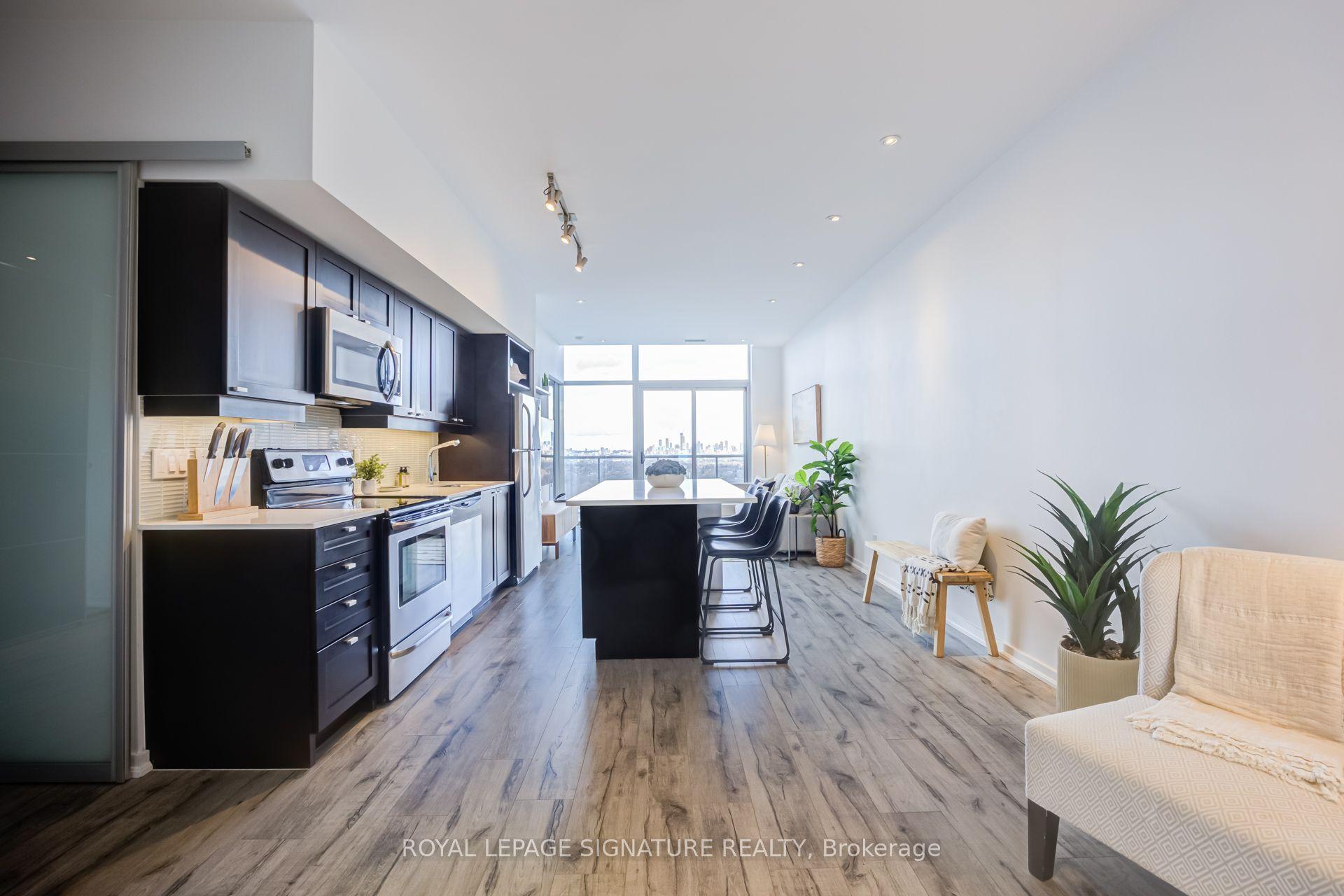 105 The Queensway N/A 3513 #3513 — photo 1