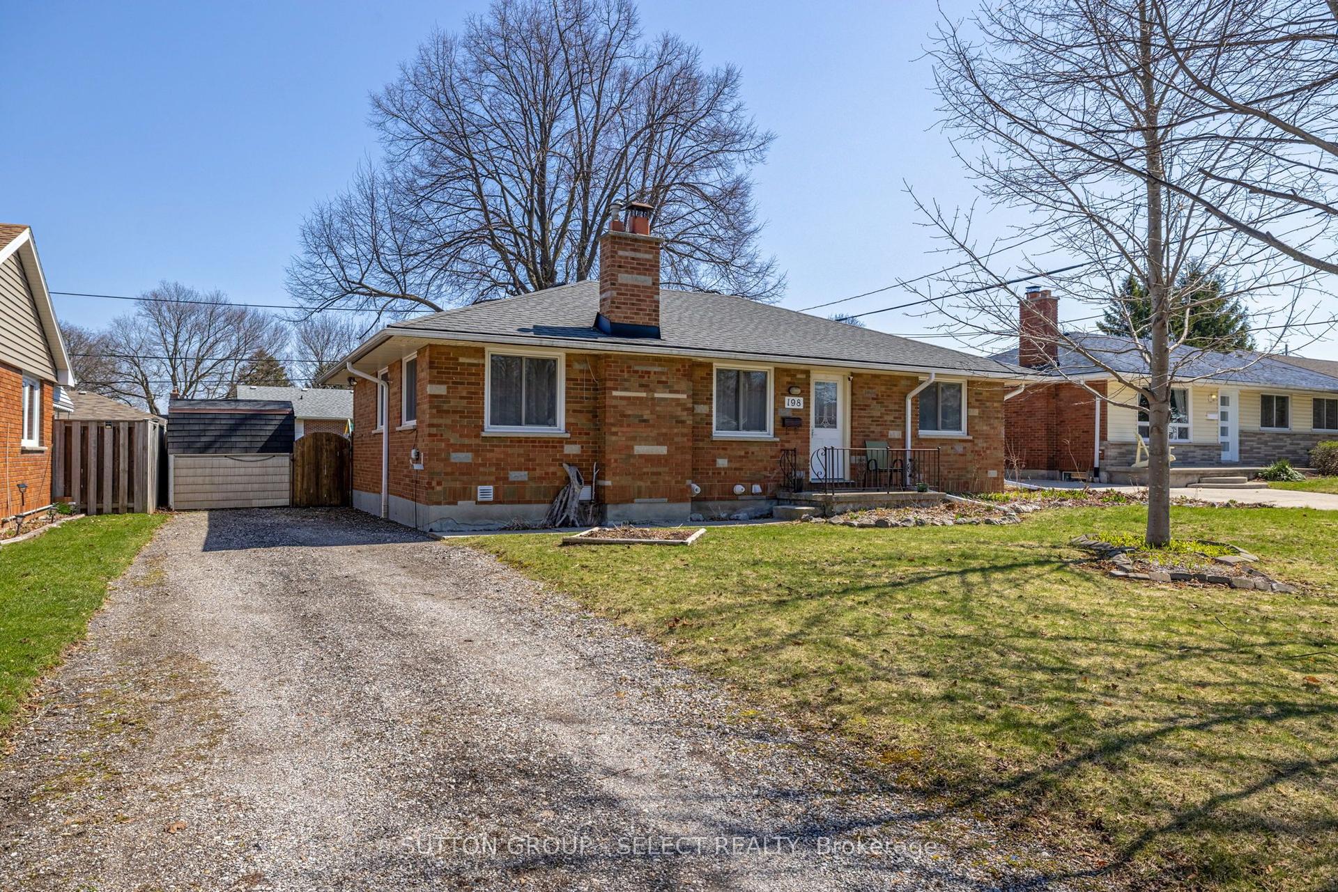 198 Arlington Crescent — photo 1