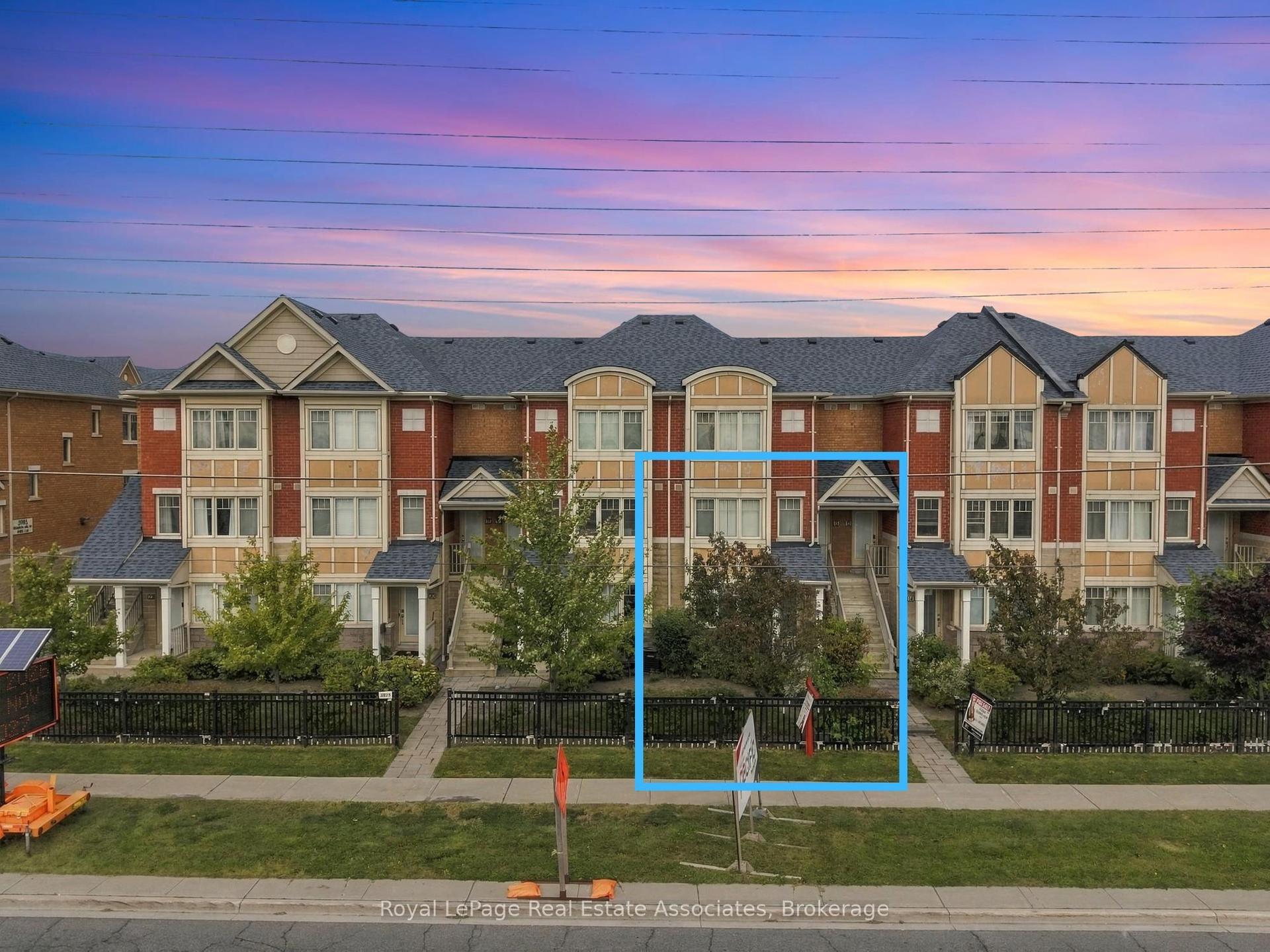 3975 Eglinton Avenue W 16 #16, Mississauga — Condo Town for sale, photo 1