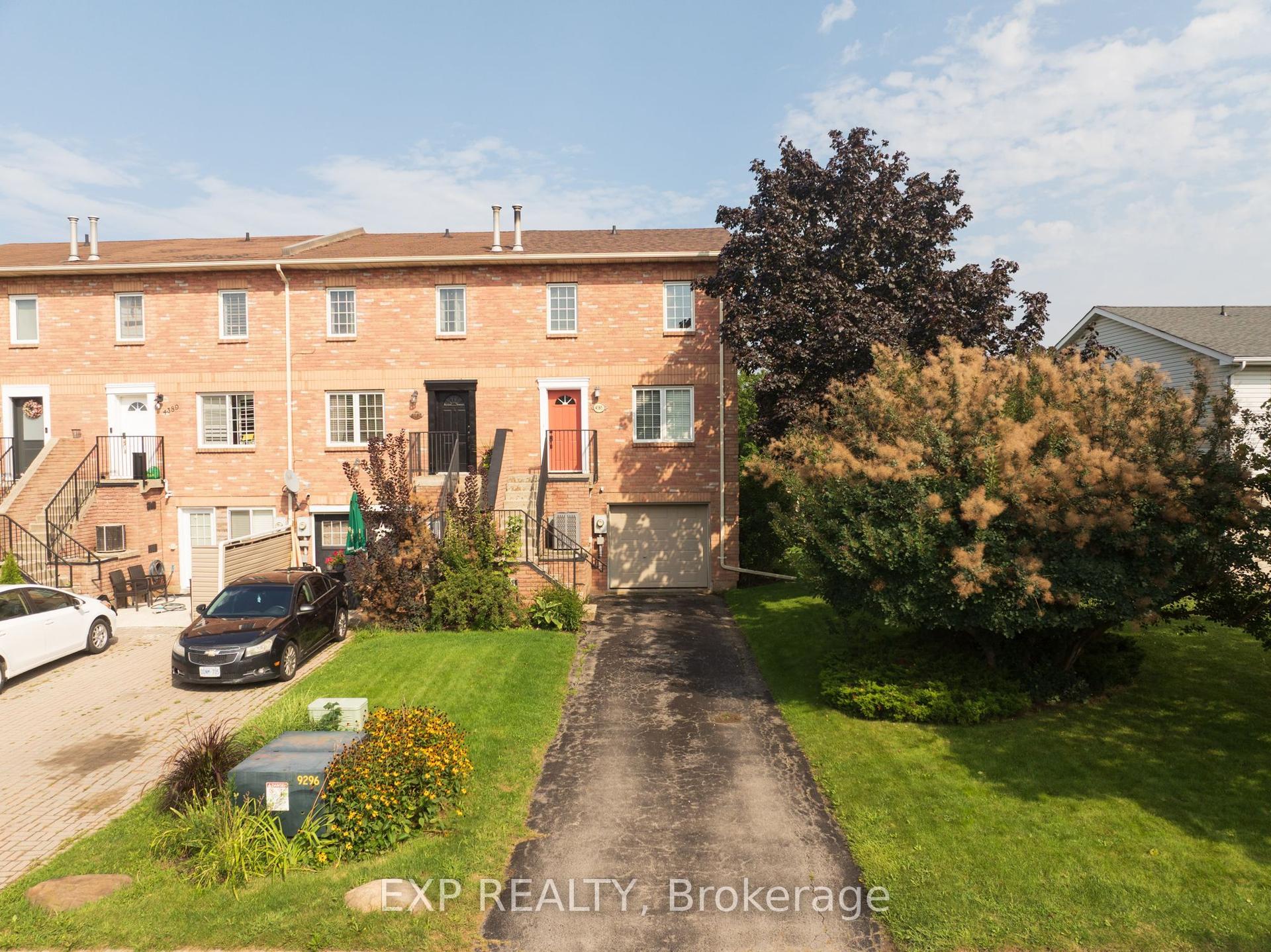 4385 Henry Avenue, Lincoln — Townhouse for sale, photo 1
