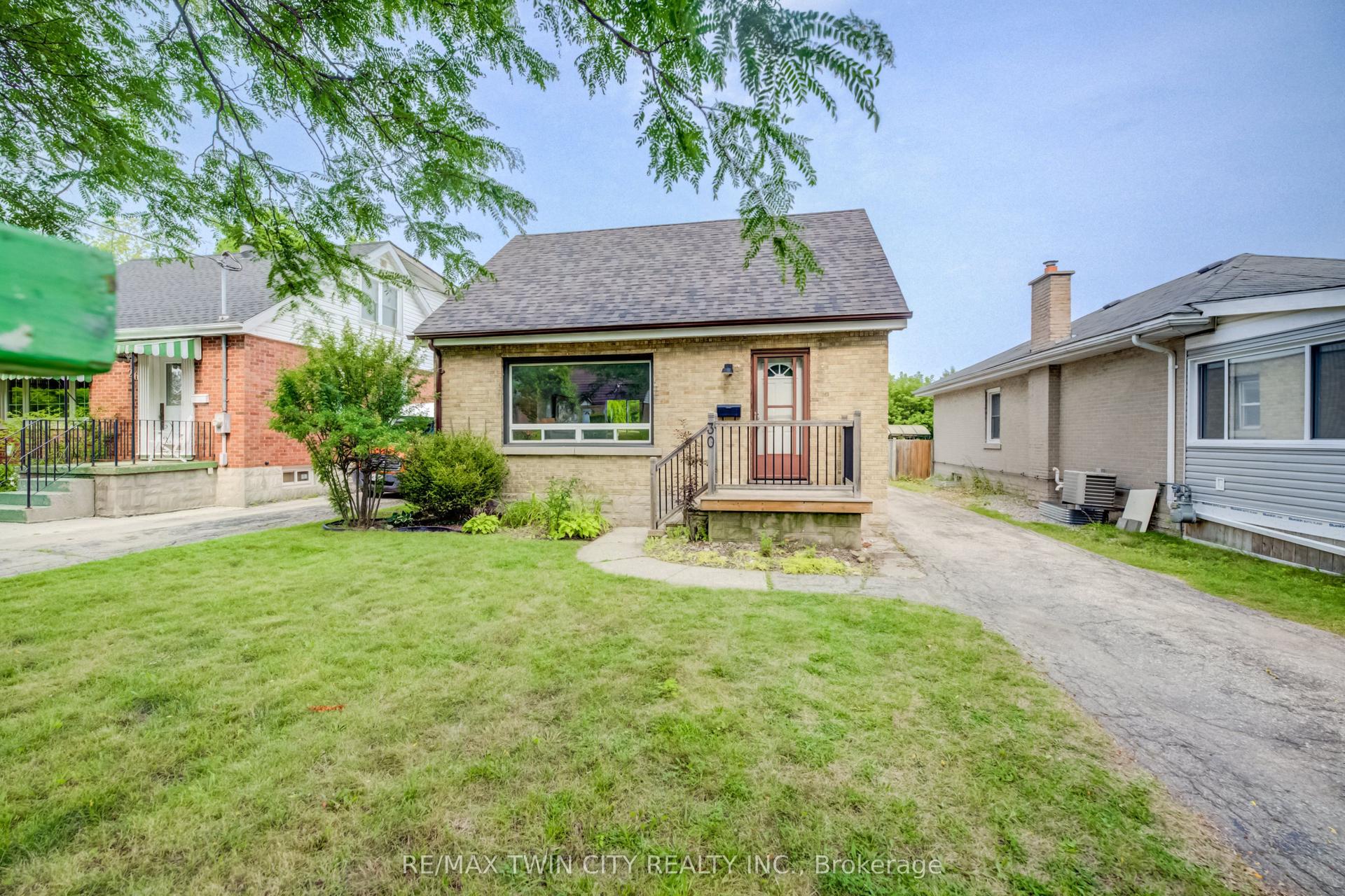 30 Indiana Street, Waterloo — Detached for sale, photo 1