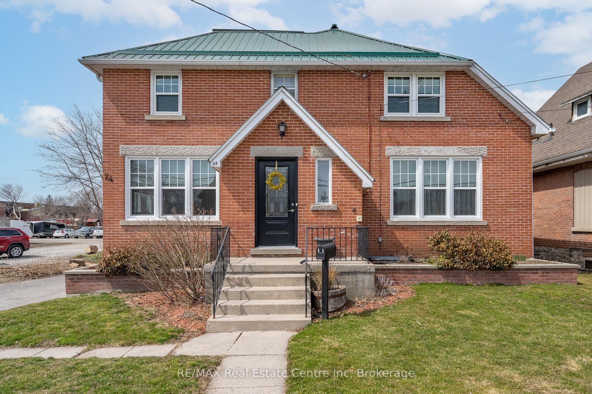 24 Lindsay Street — photo 1