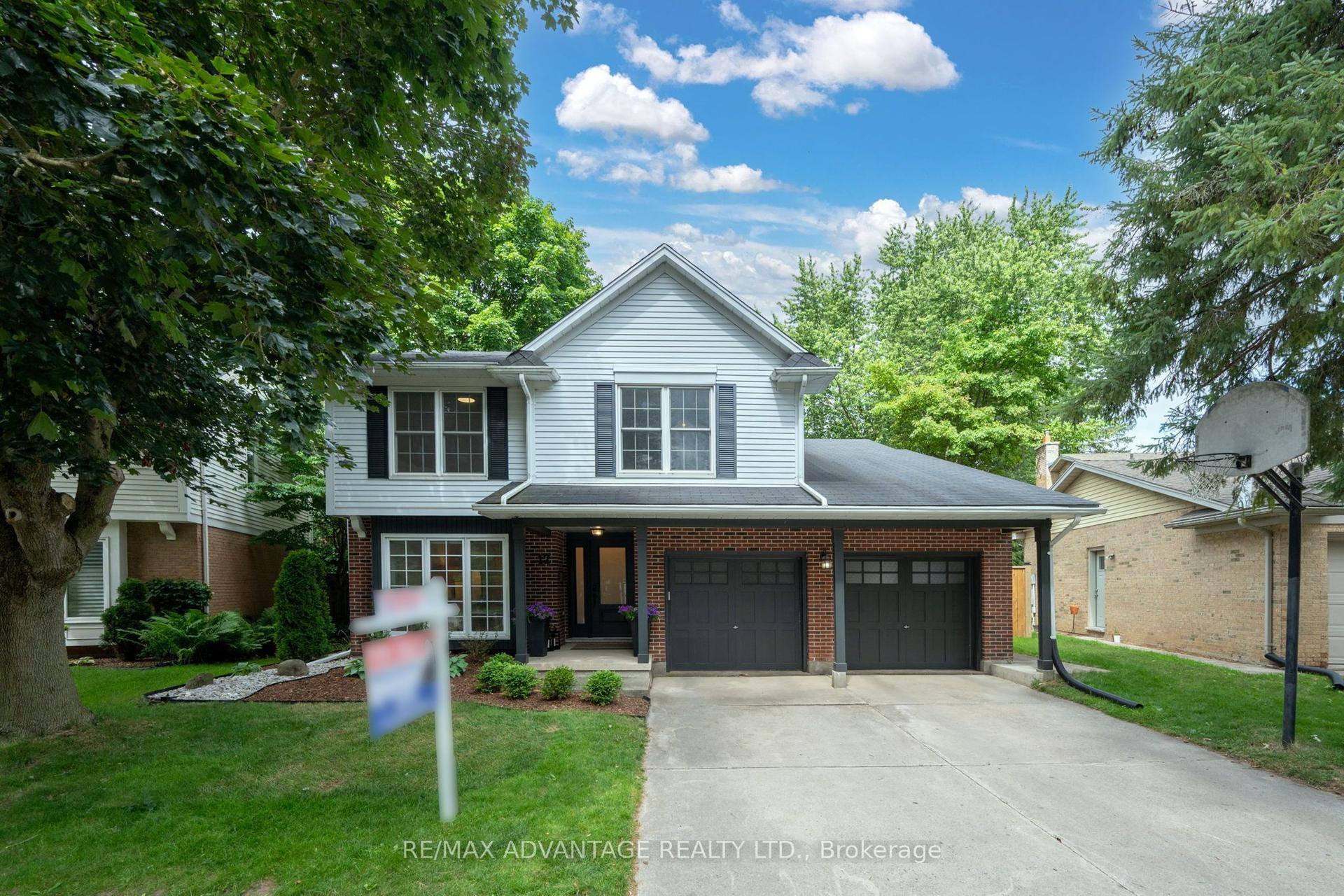 12 Spencer Crescent, London North — Detached for sale, photo 1