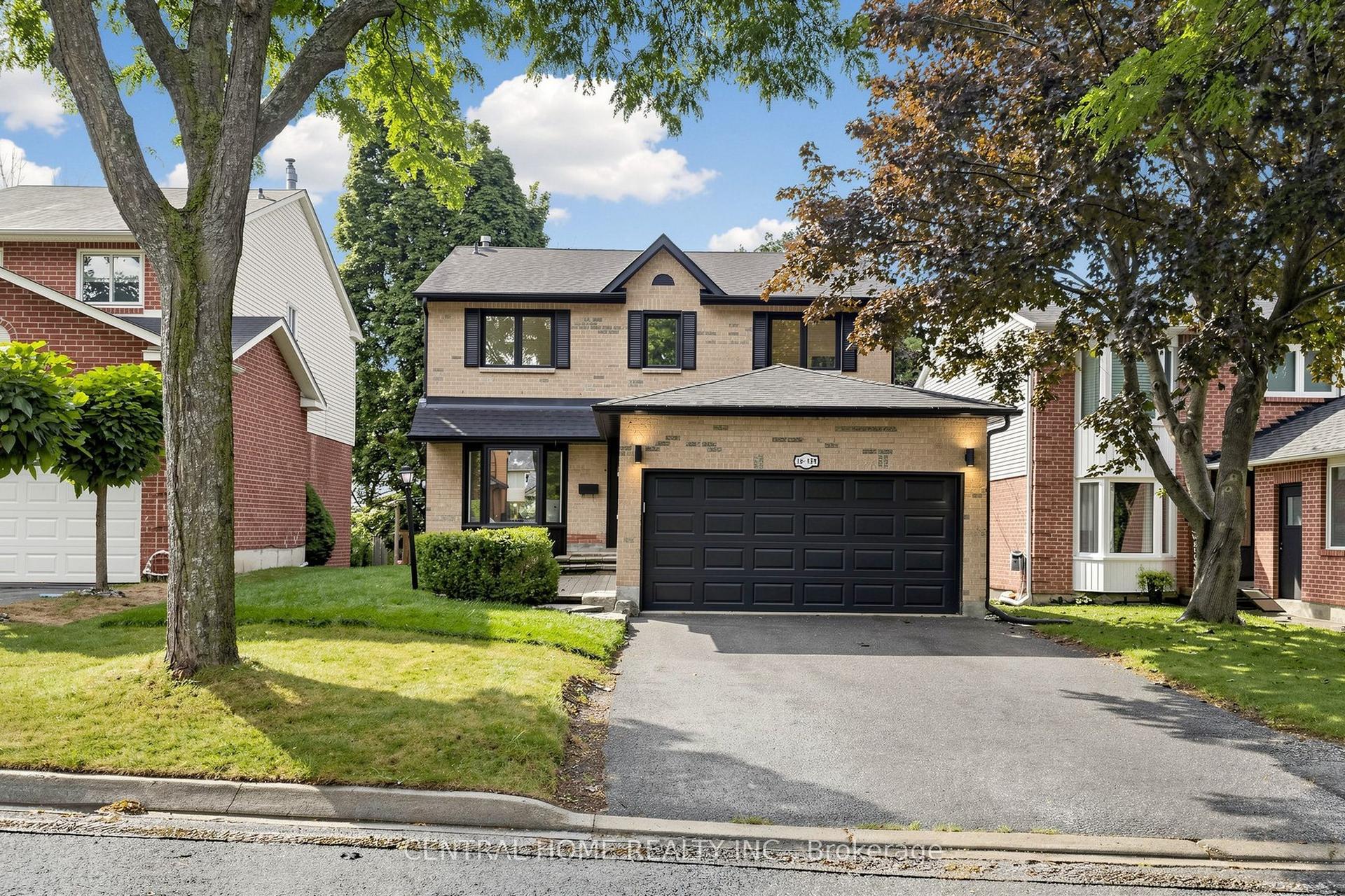 15 Closs Square, Aurora — Detached for sale, photo 1