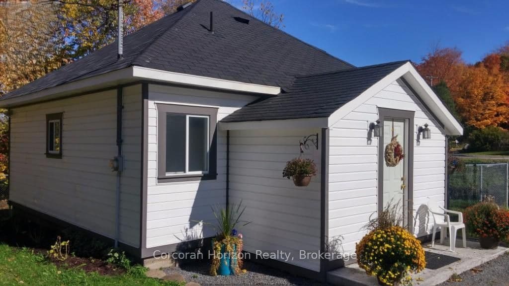 196 Main Street W — photo 1