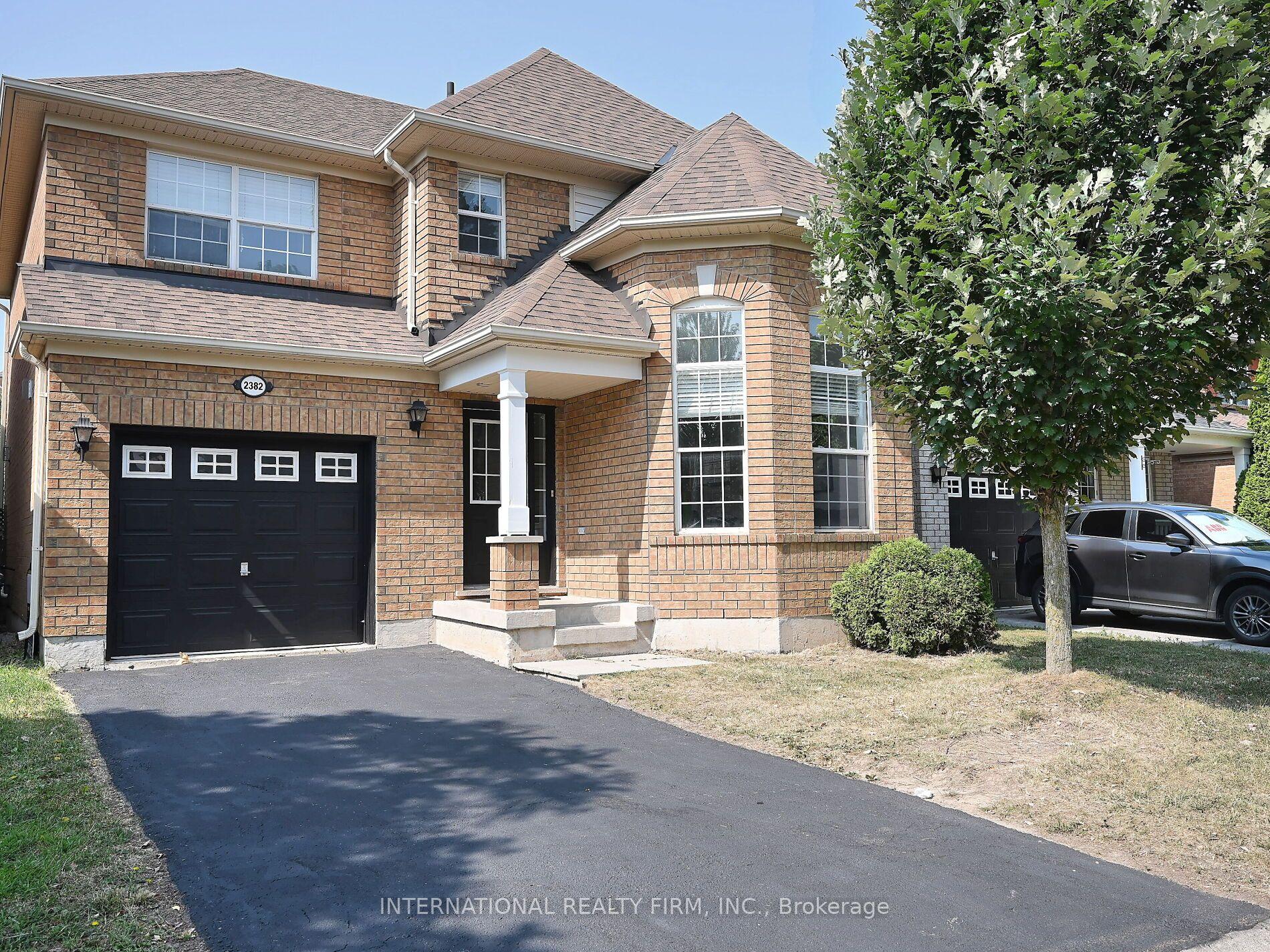 2382 Falkland Crescent — photo 1