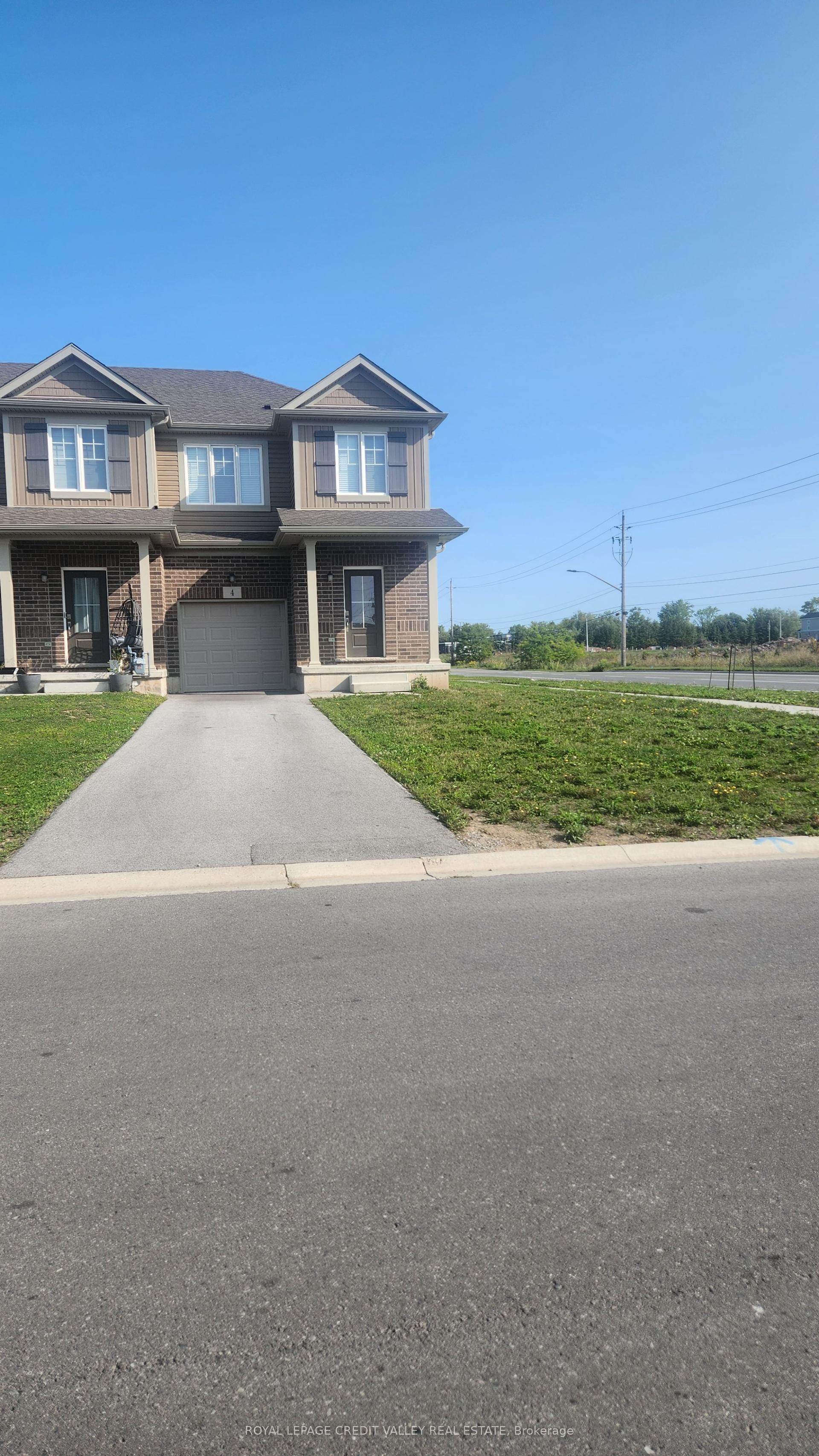 4 Sycamore Street, Welland — Townhouse for lease, photo 1