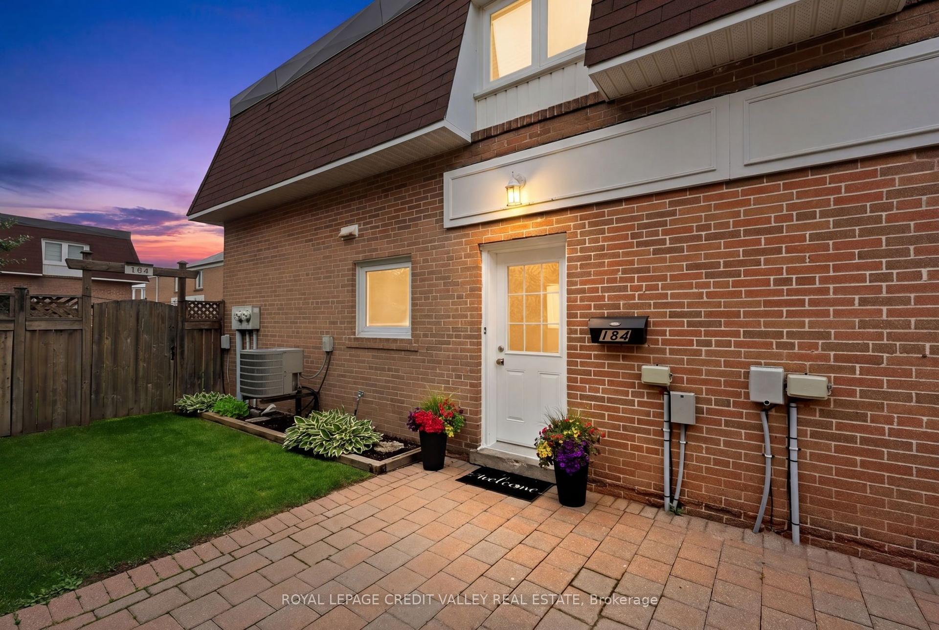 184 Town House Crescent 184 #184, Brampton — Condo Town for sale, photo 1