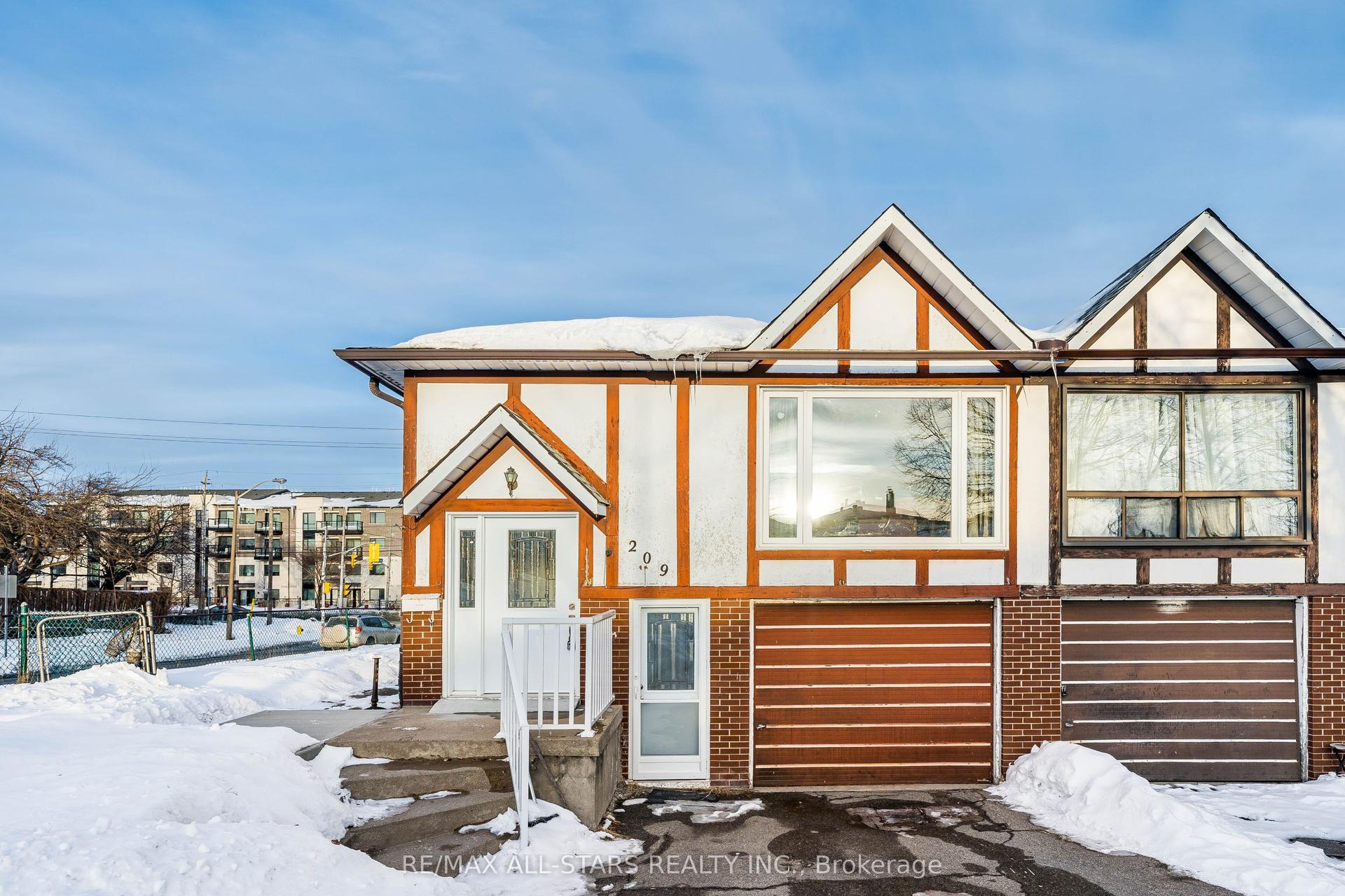 209 Apache Trail, Toronto — Semi-Detached for sale, photo 1