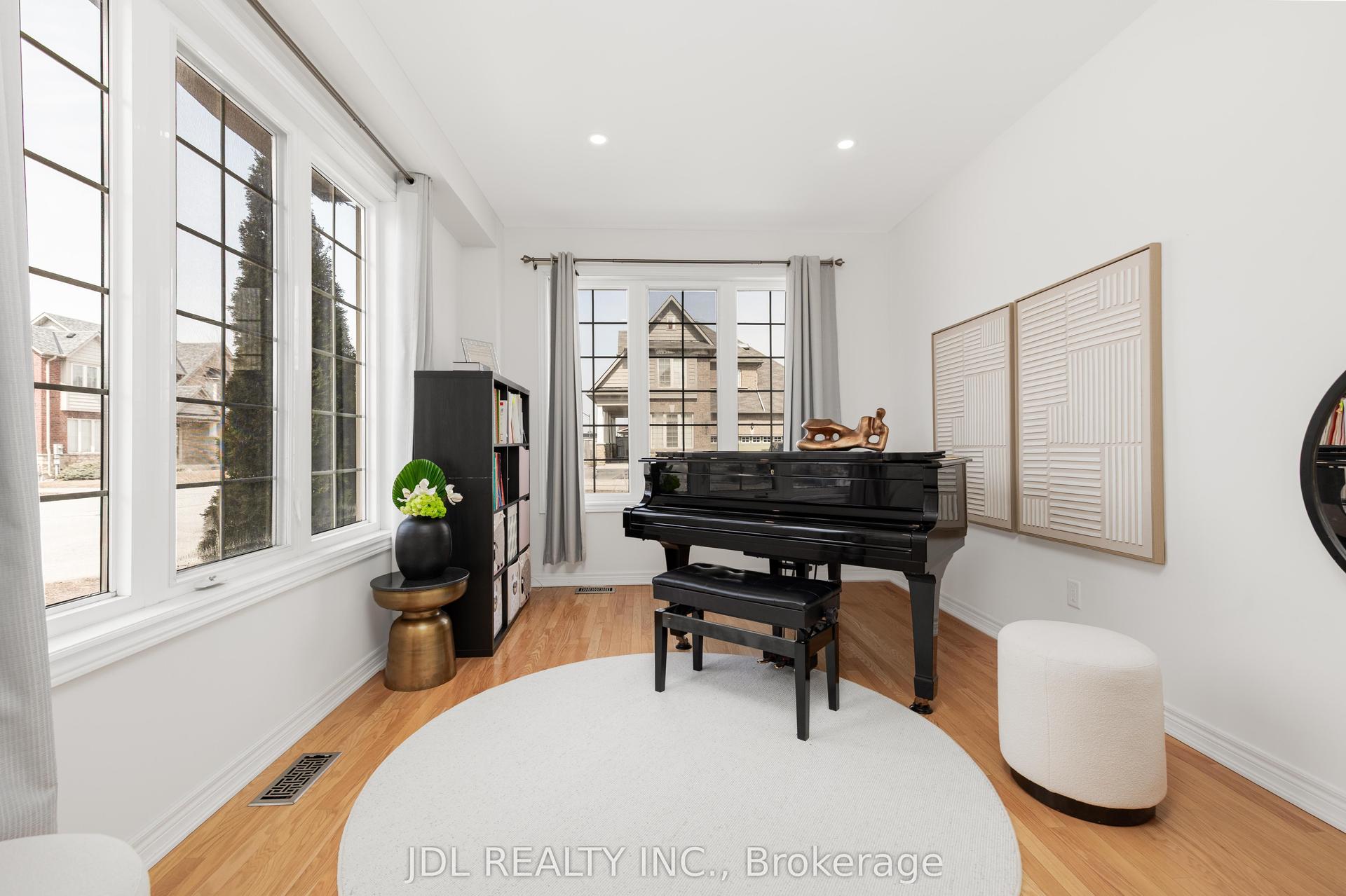 3 Mansard Drive — photo 1