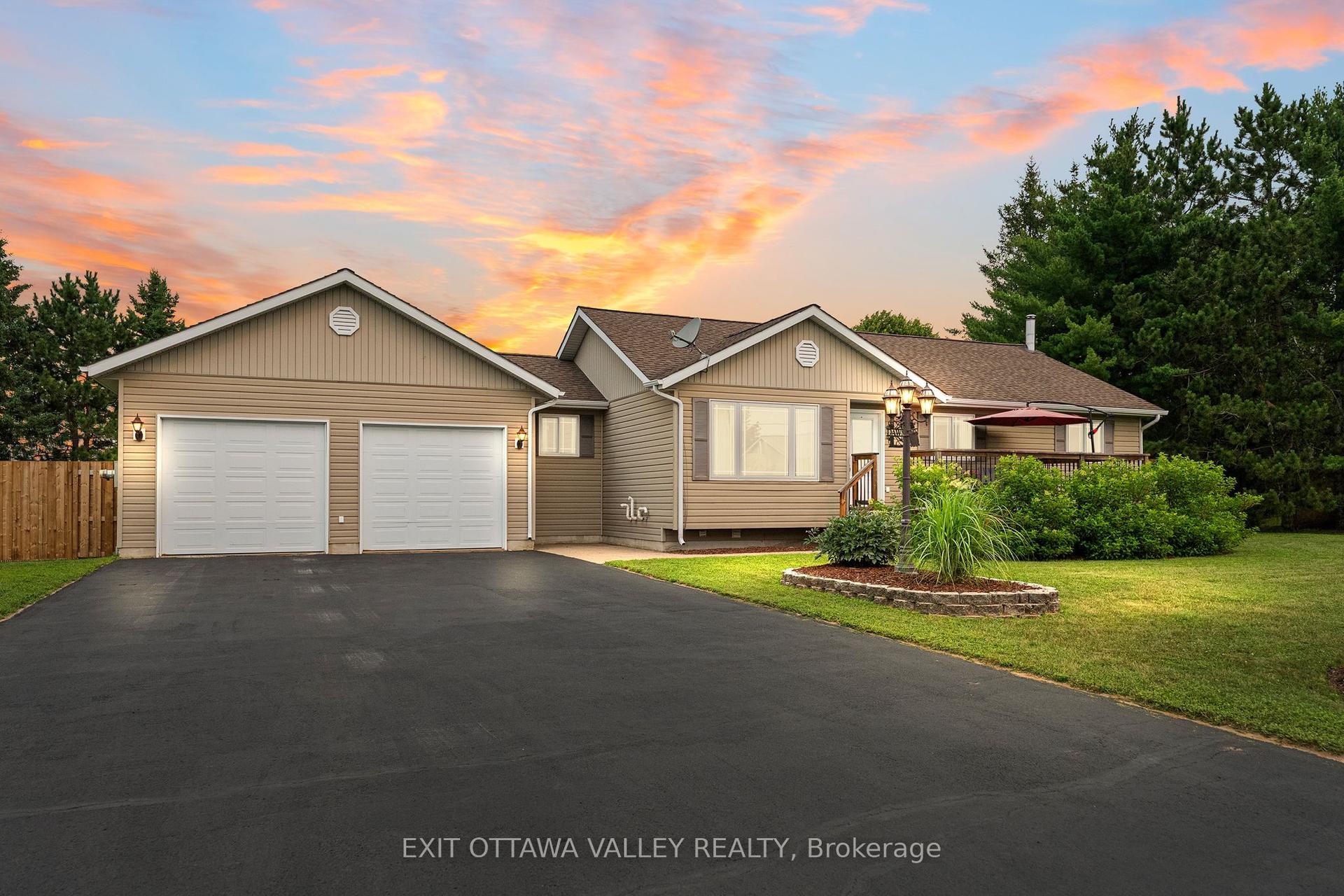 62 Meadowview Drive, Whitewater Region — Detached for sale, photo 1