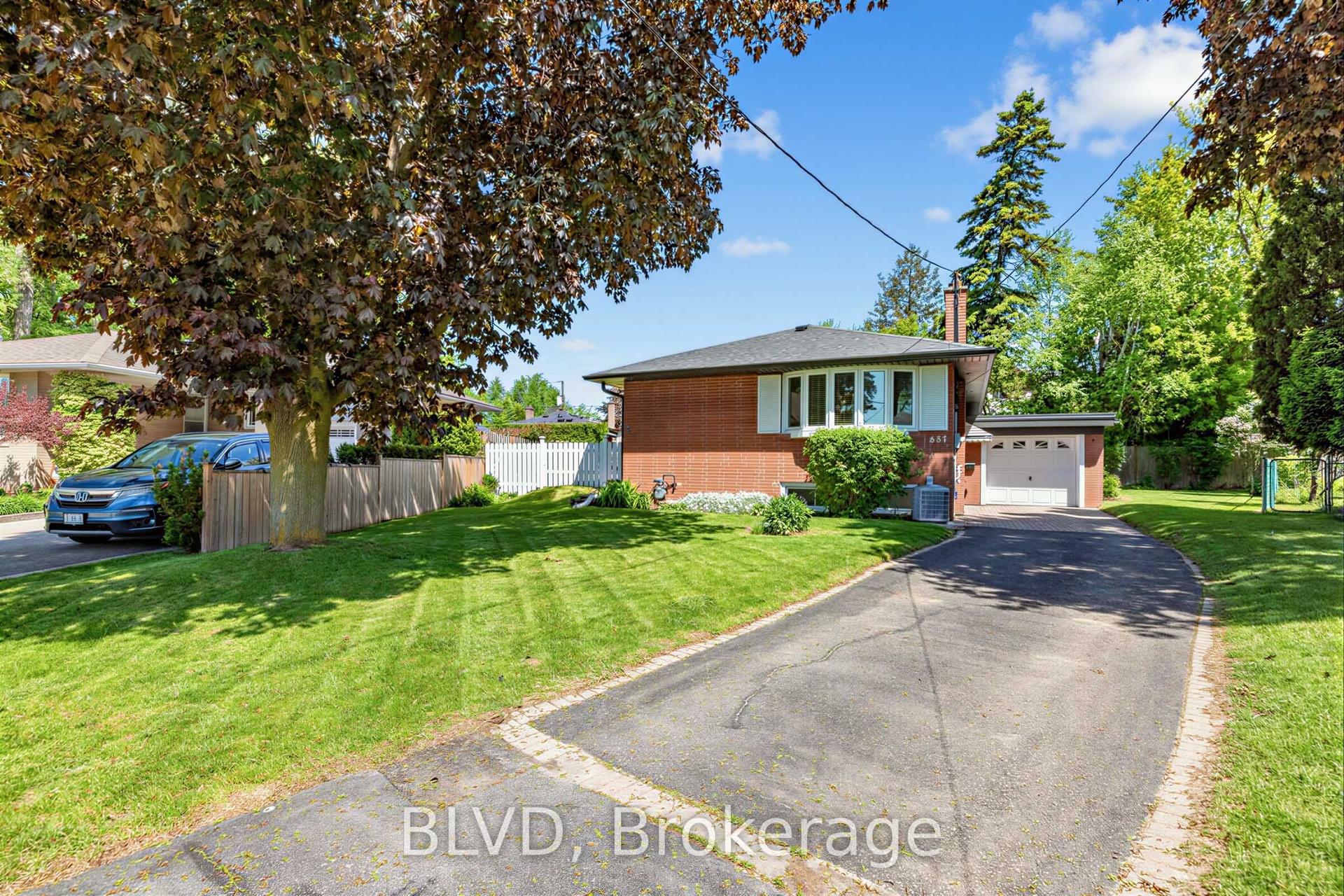 457 Paliser Crescent N — photo 1