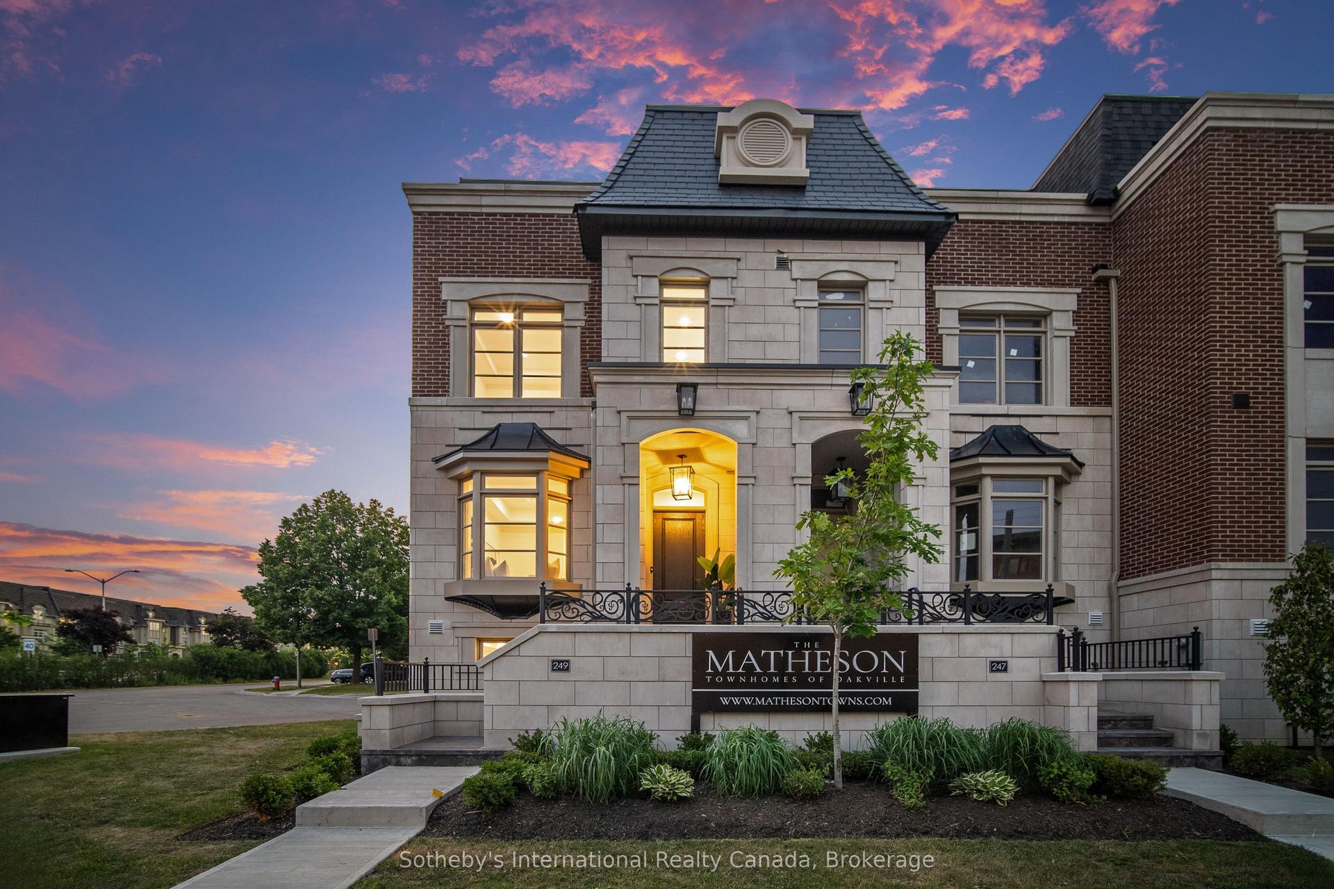 249 Rebecca Street, Oakville — Townhouse for sale, photo 1